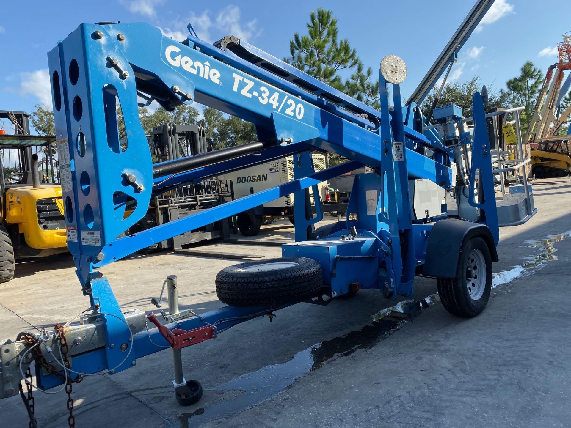 2015 GENIE TZ-34 TRAILER MOUNTED, TOW BEHIND, ARTICULATING ELECTRIC MAN LIFT, OUTRIGGERS, 34' PLATFO - Image 2 of 8