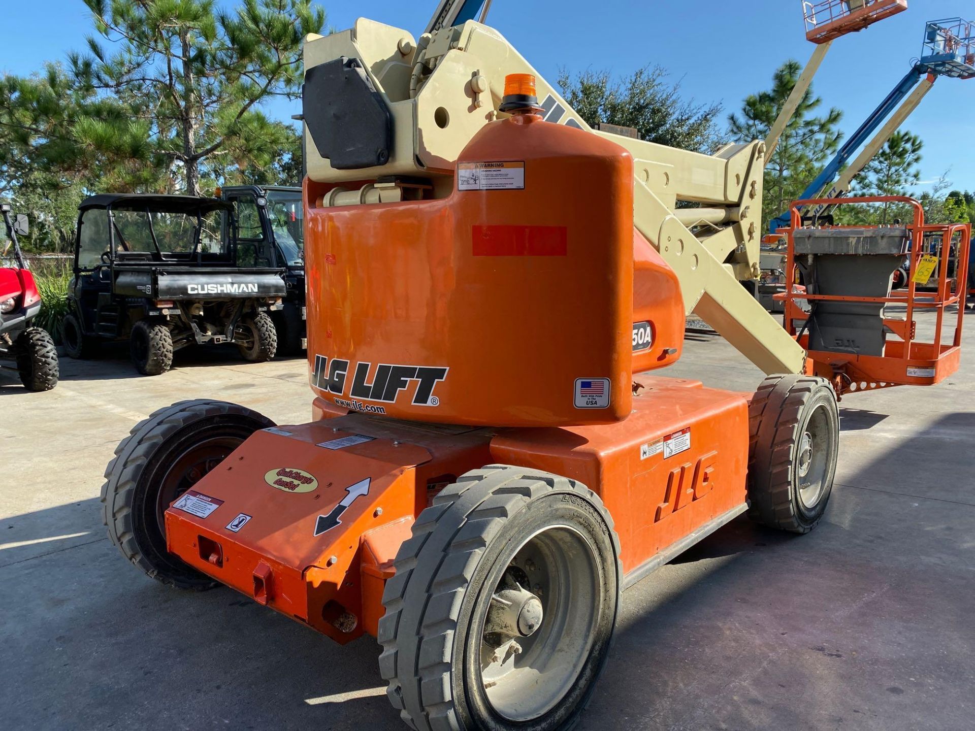 JLG E450A ARTICULATING BOOM LIFT, ELECTRIC 45’ PLATFORM HEIGHT, RUNS AND OPERATES - Image 4 of 10