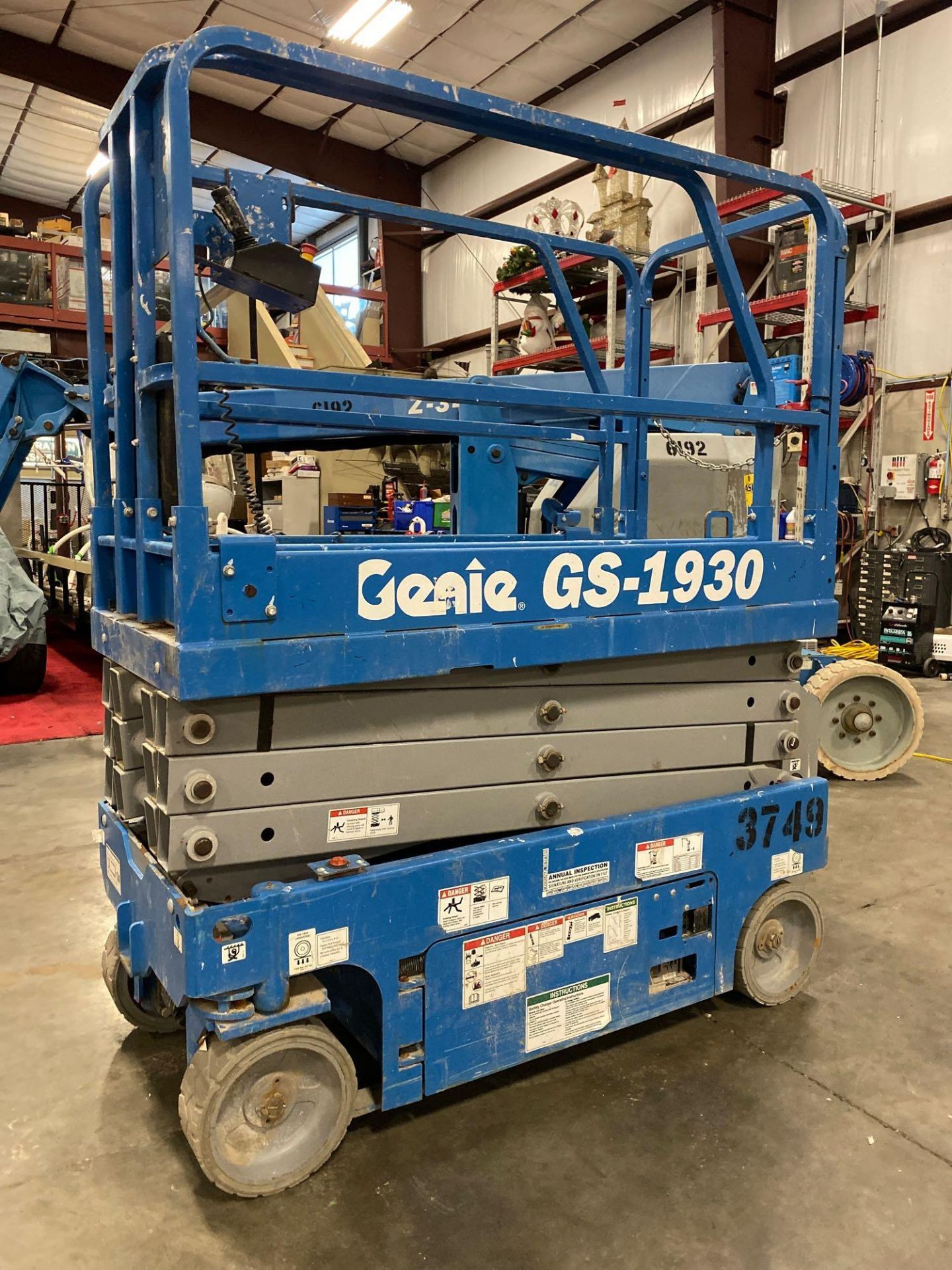 2017 GENIE GS-1930 ELECTRIC SELF PROPELLED SCISSOR LIFT, 19' PLATFORM HEIGHT, SLIDE OUT PLATFORM