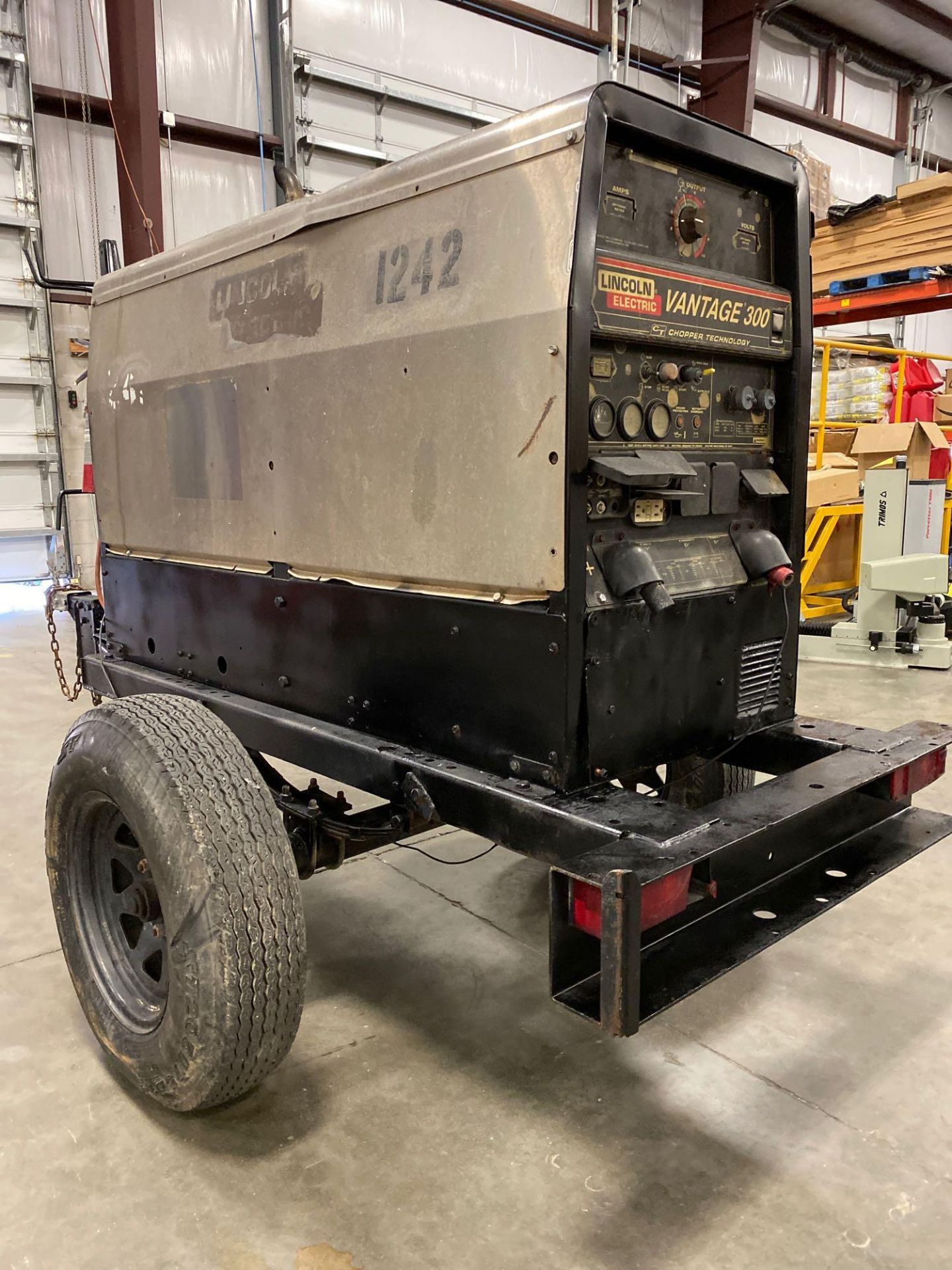 2010 LINCOLN ELECTRIC VANTAGE 300 WELDER/GENERATOR, TRAILER MOUNTED, RUNS AND OPERATES - Image 2 of 7