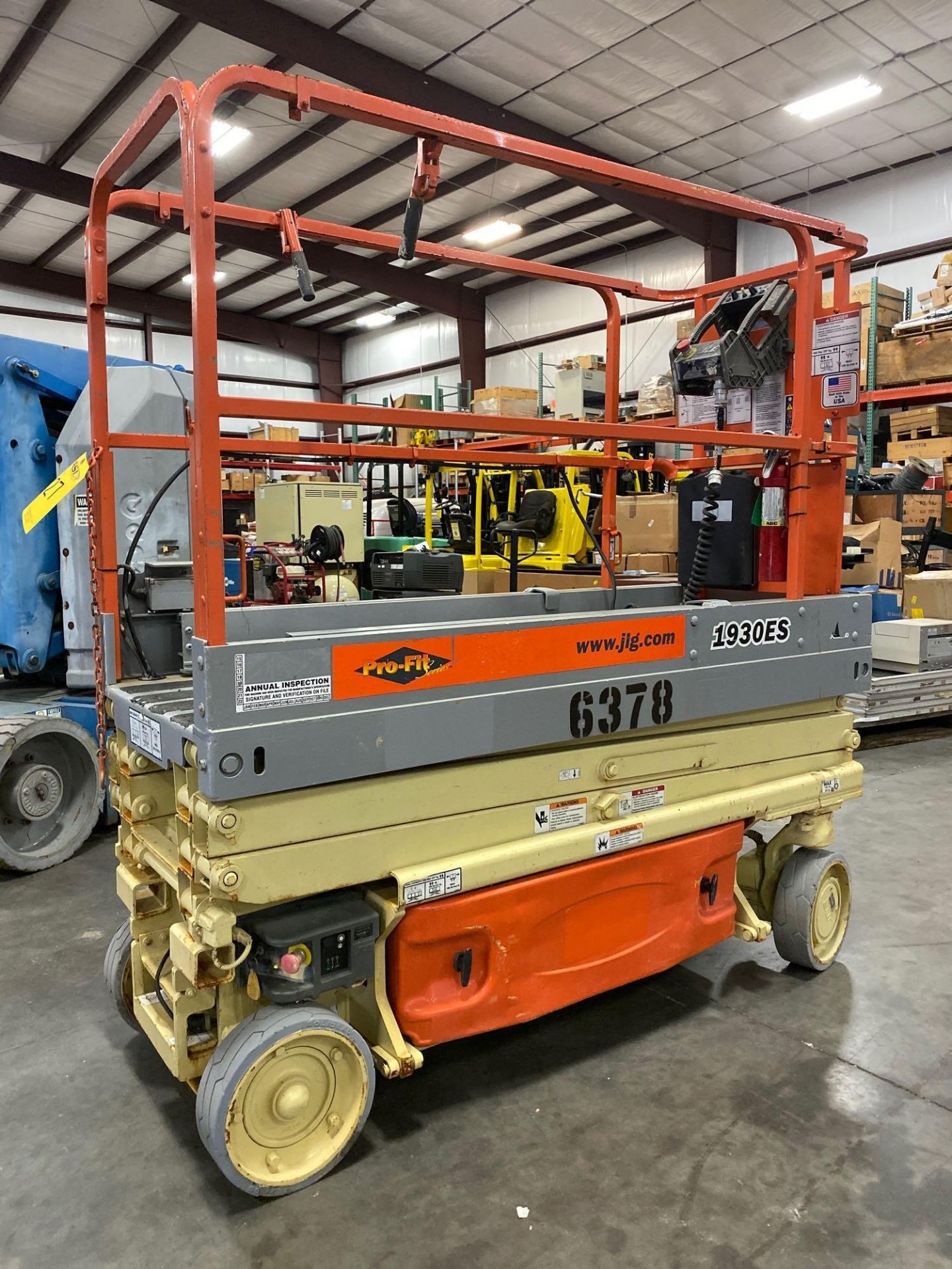 JLG 1930ES PRO-FIT SERIES ELECTRIC SCISSOR LIFT, SELF PROPELLED, 19' PLATFORM HEIGHT, SLIDE OUT PLAT