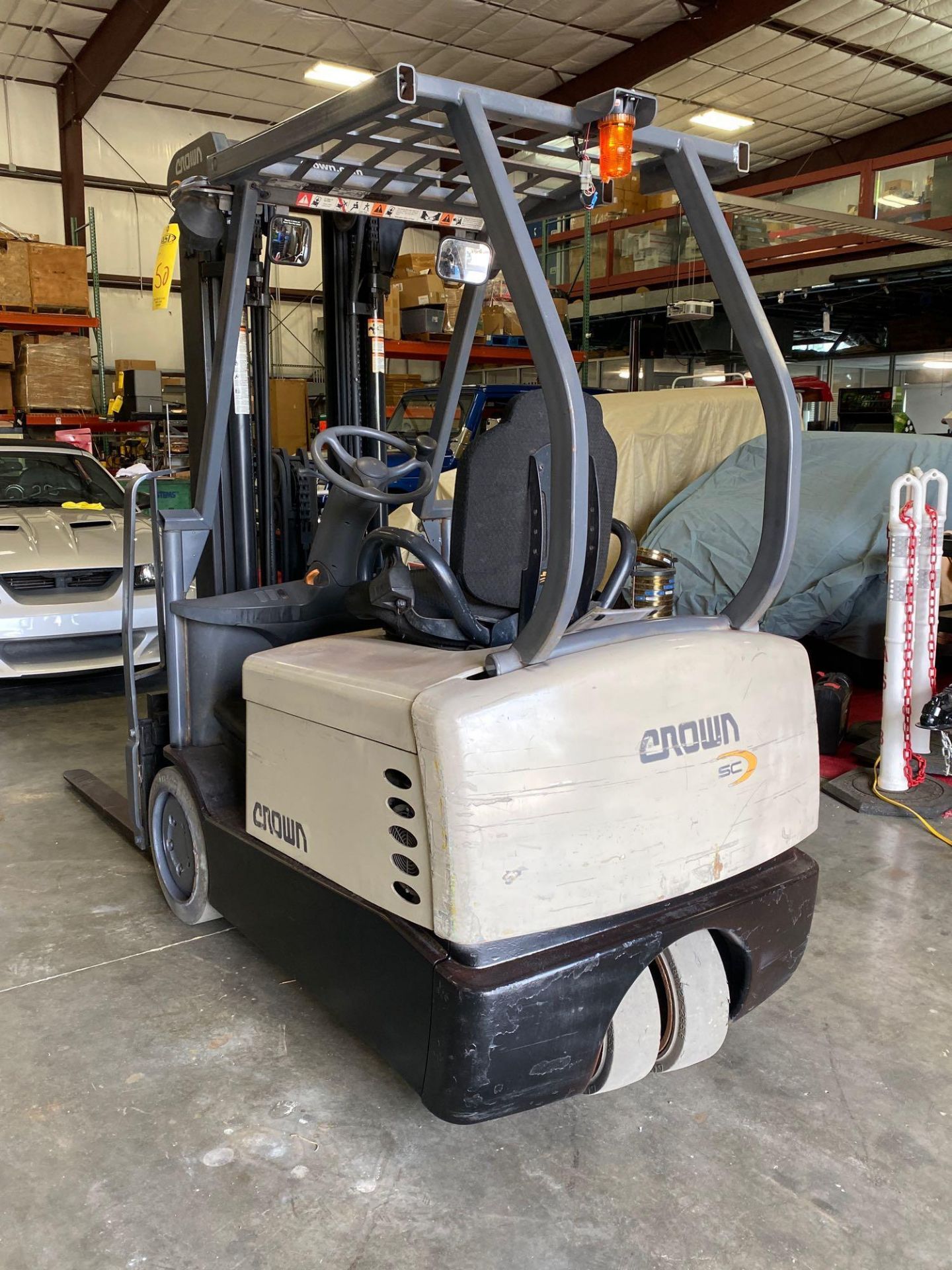 CROWN 4500 SERIES ELECTRIC FORKLIFT, TILT,SIDESHIFT,RUNS AND OPERATES - Image 4 of 7