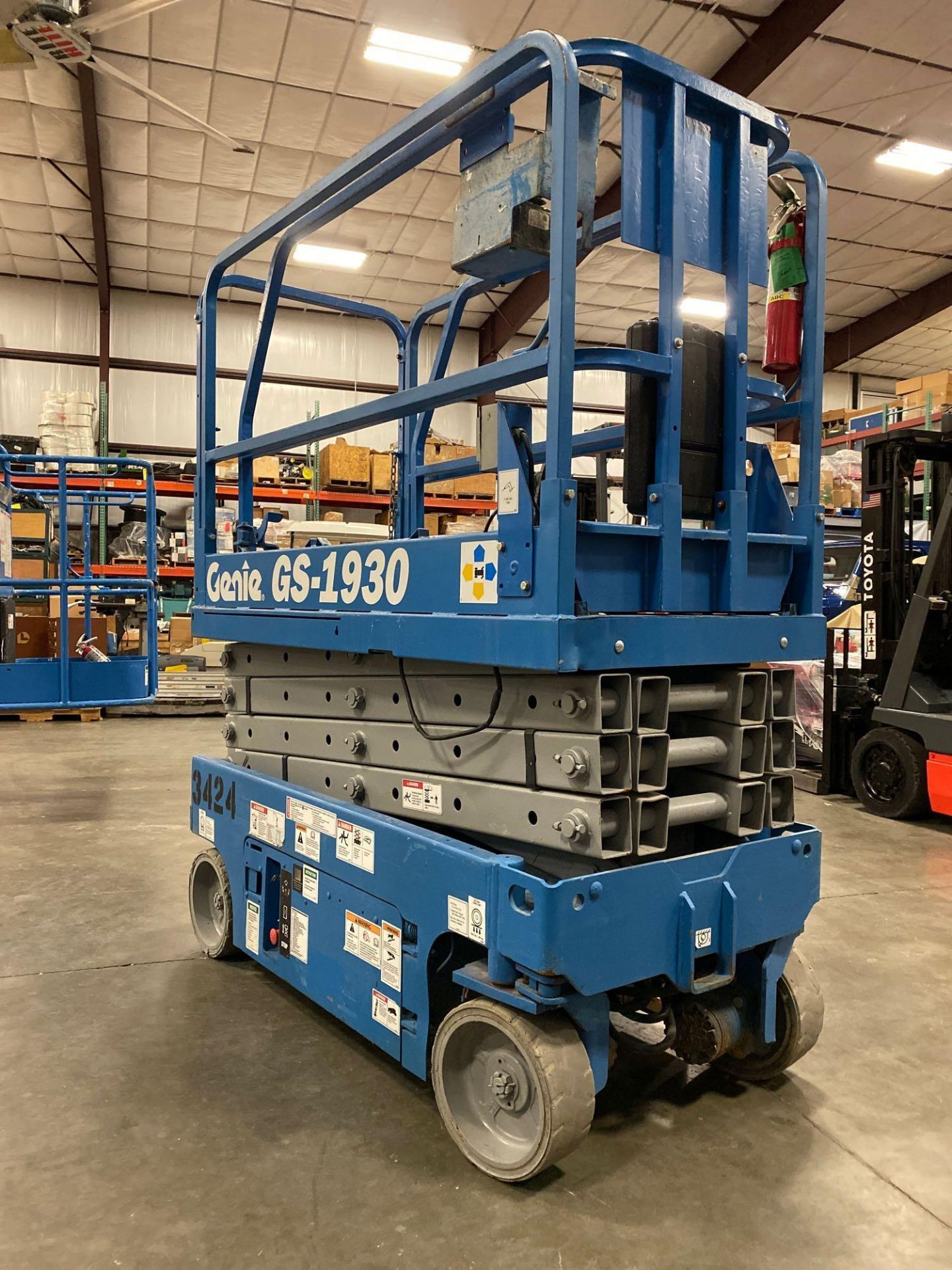 GENIE GS-1930 ELECTRIC SELF PROPELLED SCISSOR LIFT, 19' PLATFORM HEIGHT, SLIDE OUT PLATFORM - Image 7 of 12