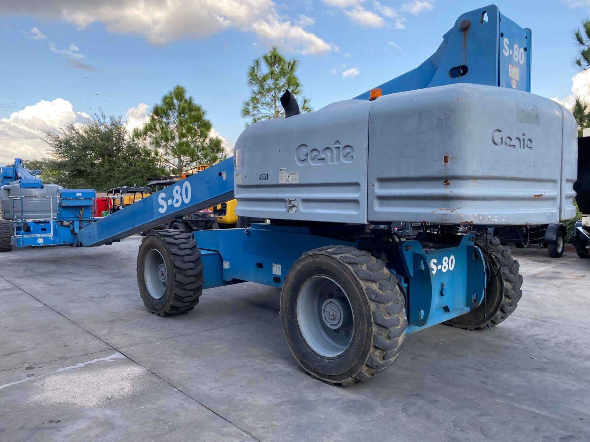 GENIE S-80 DIESEL BOOM LIFT, 4x4, EXTENDABLE/ SLIDE OUT WHEELS, 80' PLATFORM HEIGHT, RUNS & OPERATES - Image 2 of 8