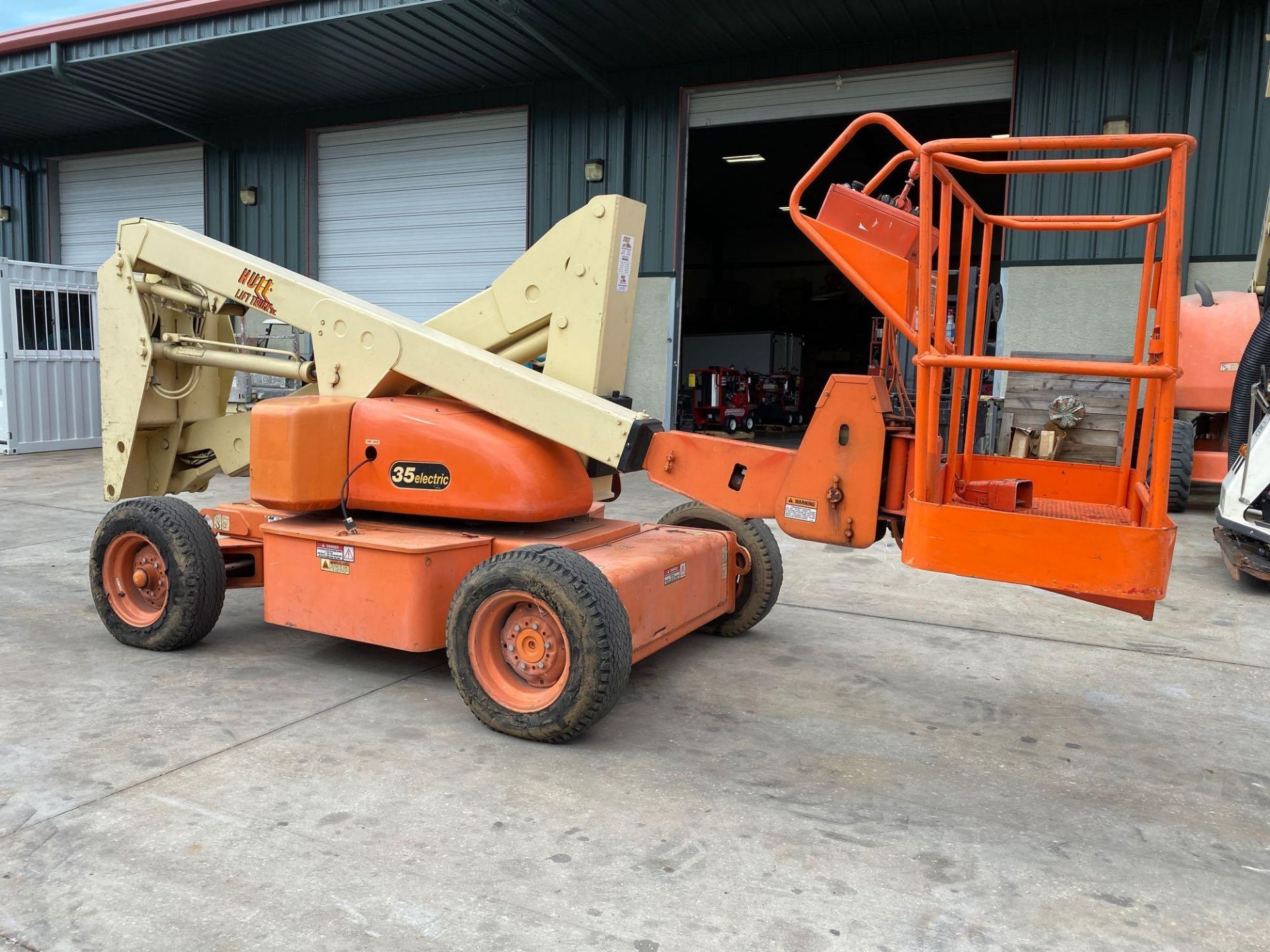 JLG 35 ARTICULATING ELECTRIC MAN LIFT, 35' PLATFORM HEIGHT, FOAM FILLED TIRES - Image 4 of 6