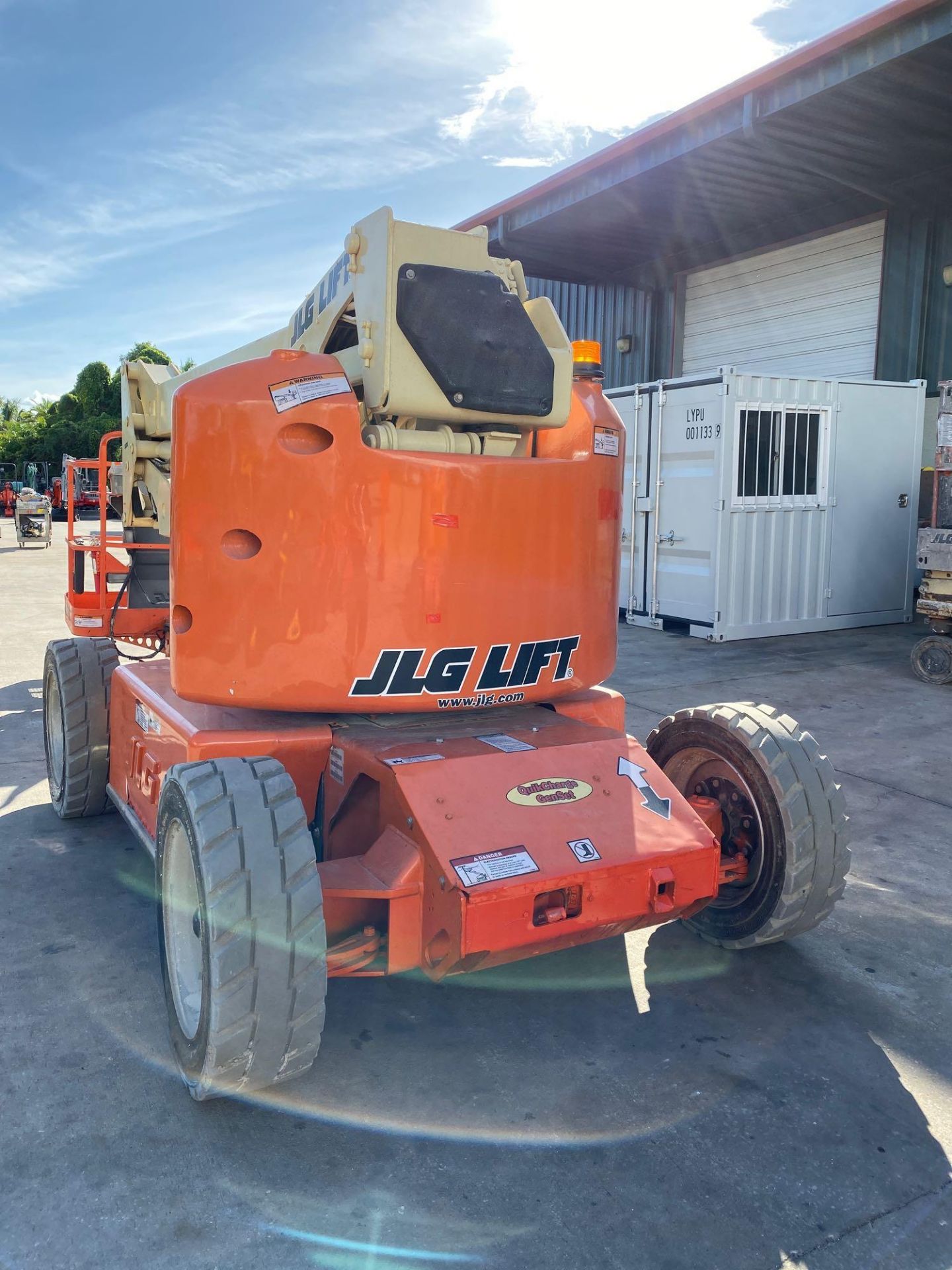 JLG E450A ARTICULATING BOOM LIFT, ELECTRIC 45’ PLATFORM HEIGHT, RUNS AND OPERATES - Image 3 of 10