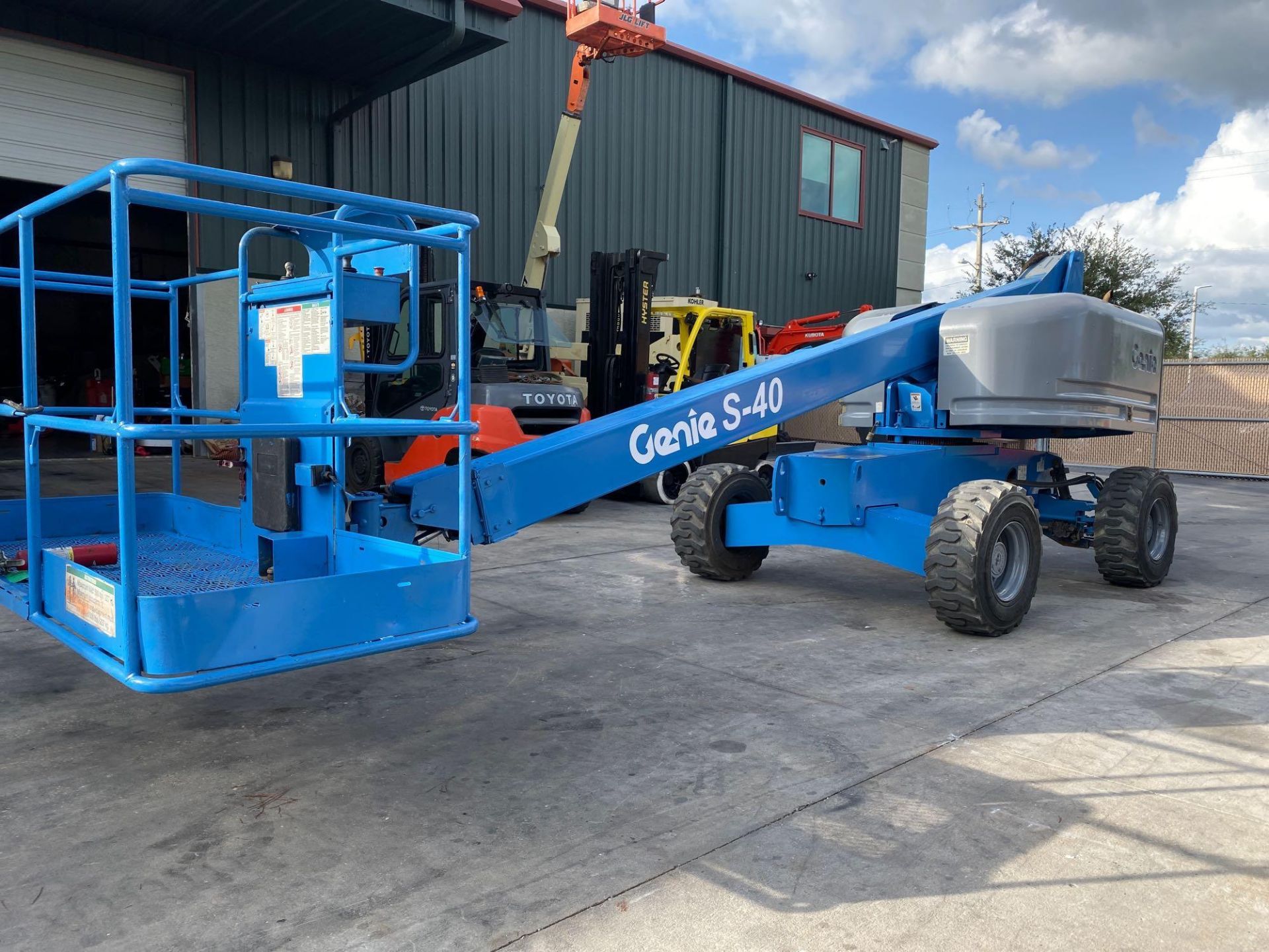 GENIE S-40 DIESEL 4 x 4 BOOM LIFT, 40' PLATFORM HEIGHT, RUNS & OPERATES - Image 4 of 7