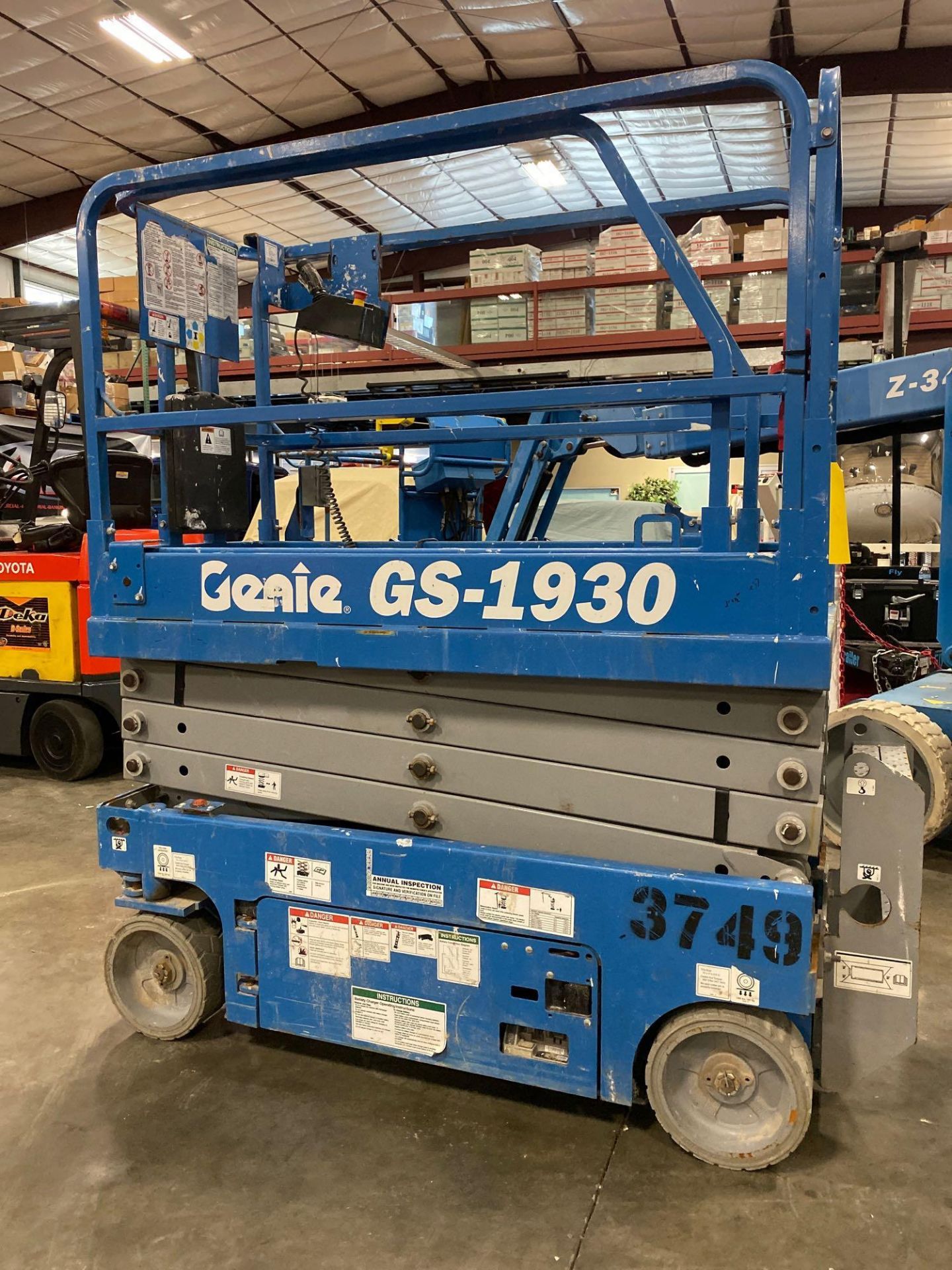 2017 GENIE GS-1930 ELECTRIC SELF PROPELLED SCISSOR LIFT, 19' PLATFORM HEIGHT, SLIDE OUT PLATFORM - Bild 2 aus 7