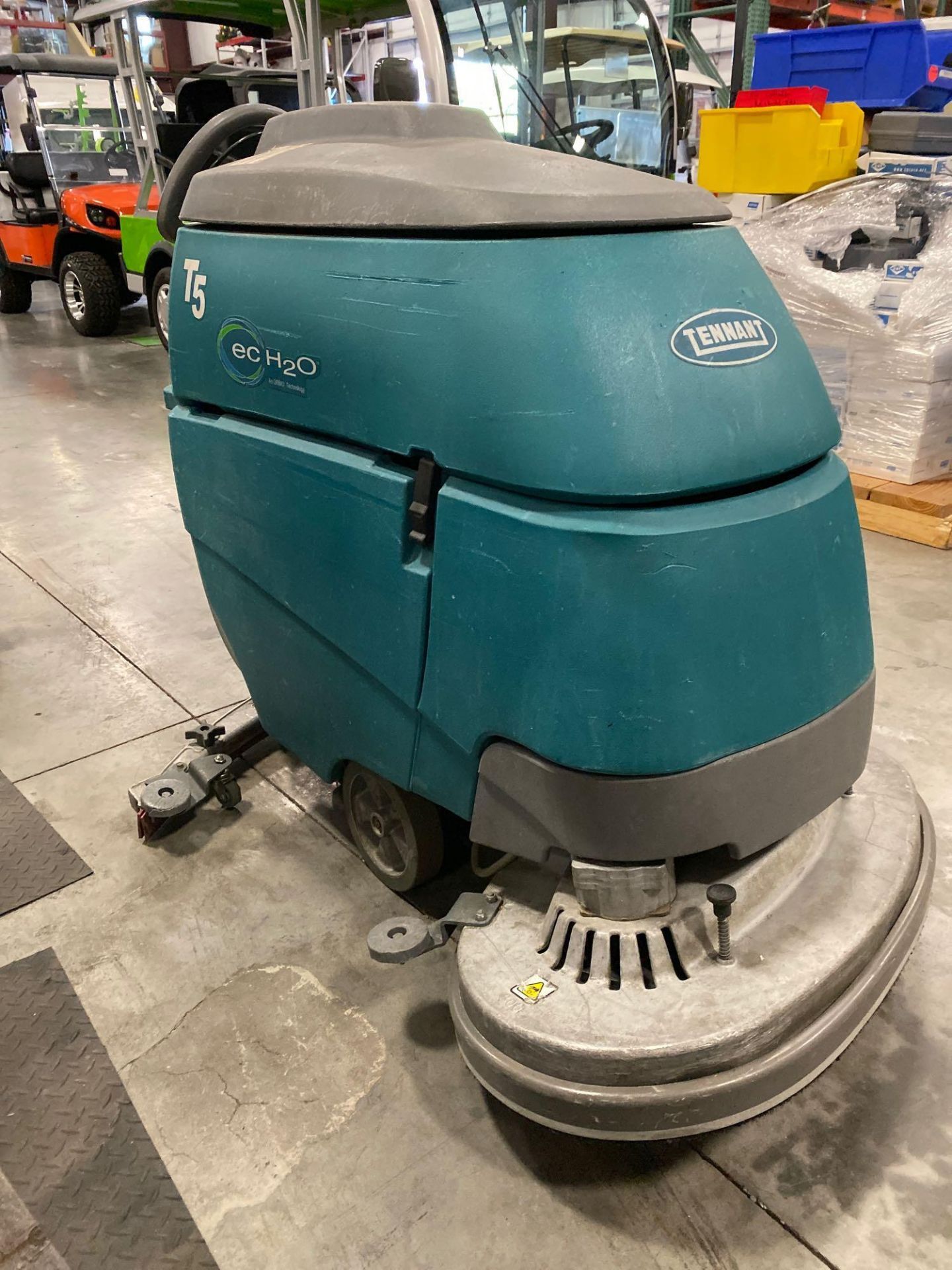 2014 TENNANT T5 ECHO FLOOR SCRUBBER, BUILT IN BATTERY CHARGER - Image 2 of 4