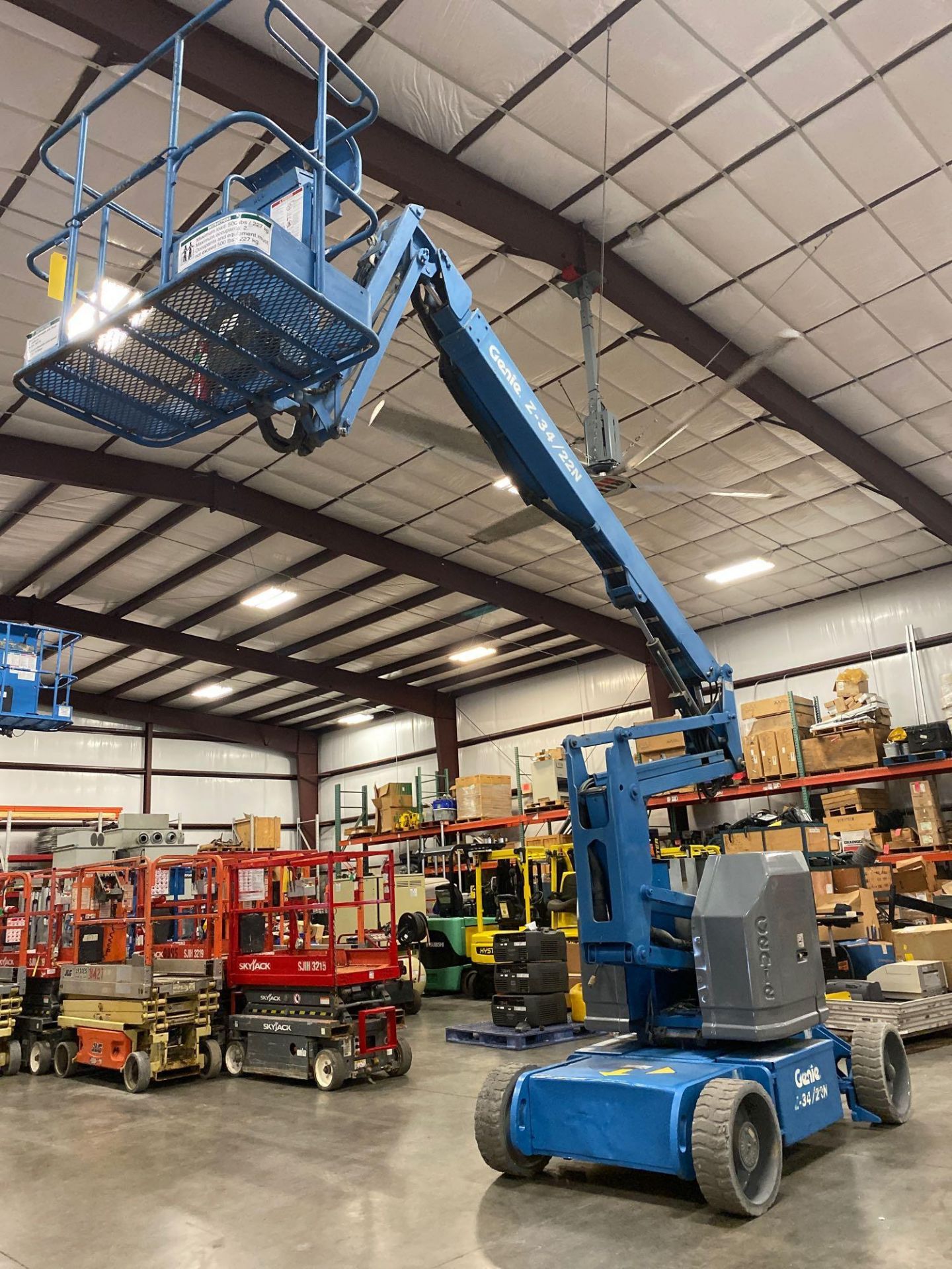 GENIE Z-30/20N ELECTRIC ARTICULATING BOOM LIFT, 30' PLATFORM HEIGHT, BUILT IN BATTERY CHARGER, RUNS - Image 10 of 10