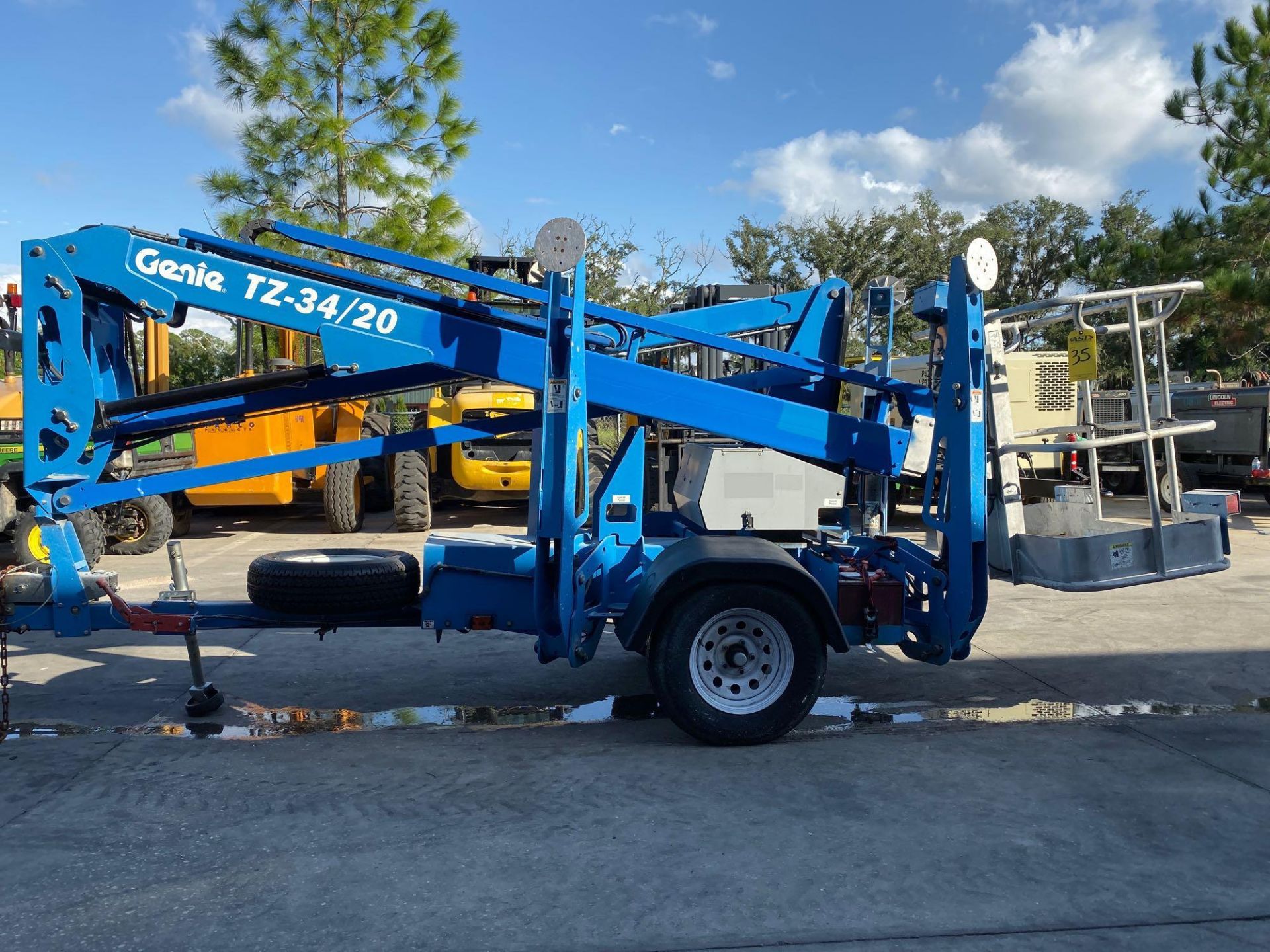 2015 GENIE TZ-34 TRAILER MOUNTED, TOW BEHIND, ARTICULATING ELECTRIC MAN LIFT, OUTRIGGERS, 34' PLATFO