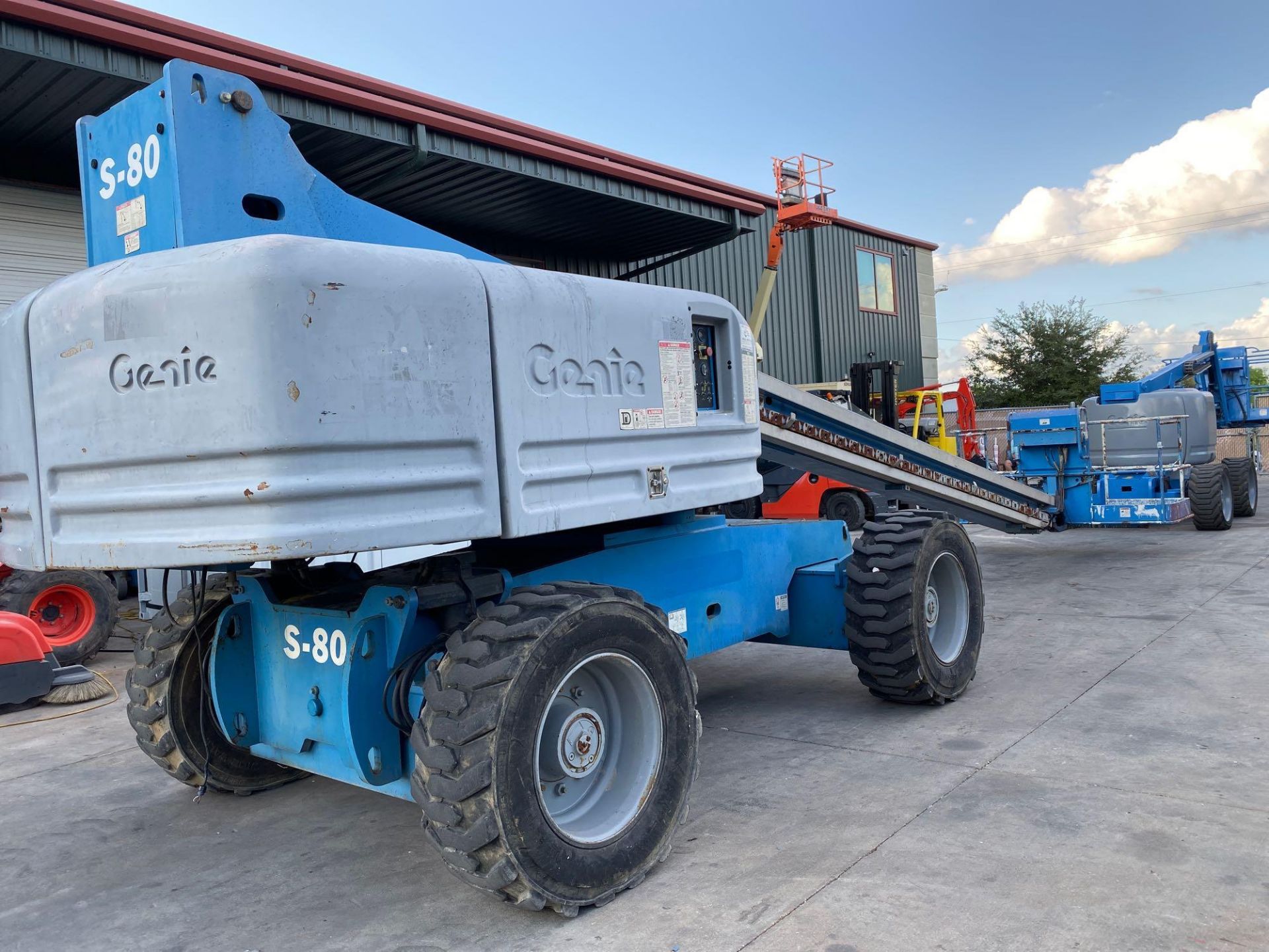 GENIE S-80 DIESEL BOOM LIFT, 4x4, EXTENDABLE/ SLIDE OUT WHEELS, 80' PLATFORM HEIGHT, RUNS & OPERATES - Image 3 of 8