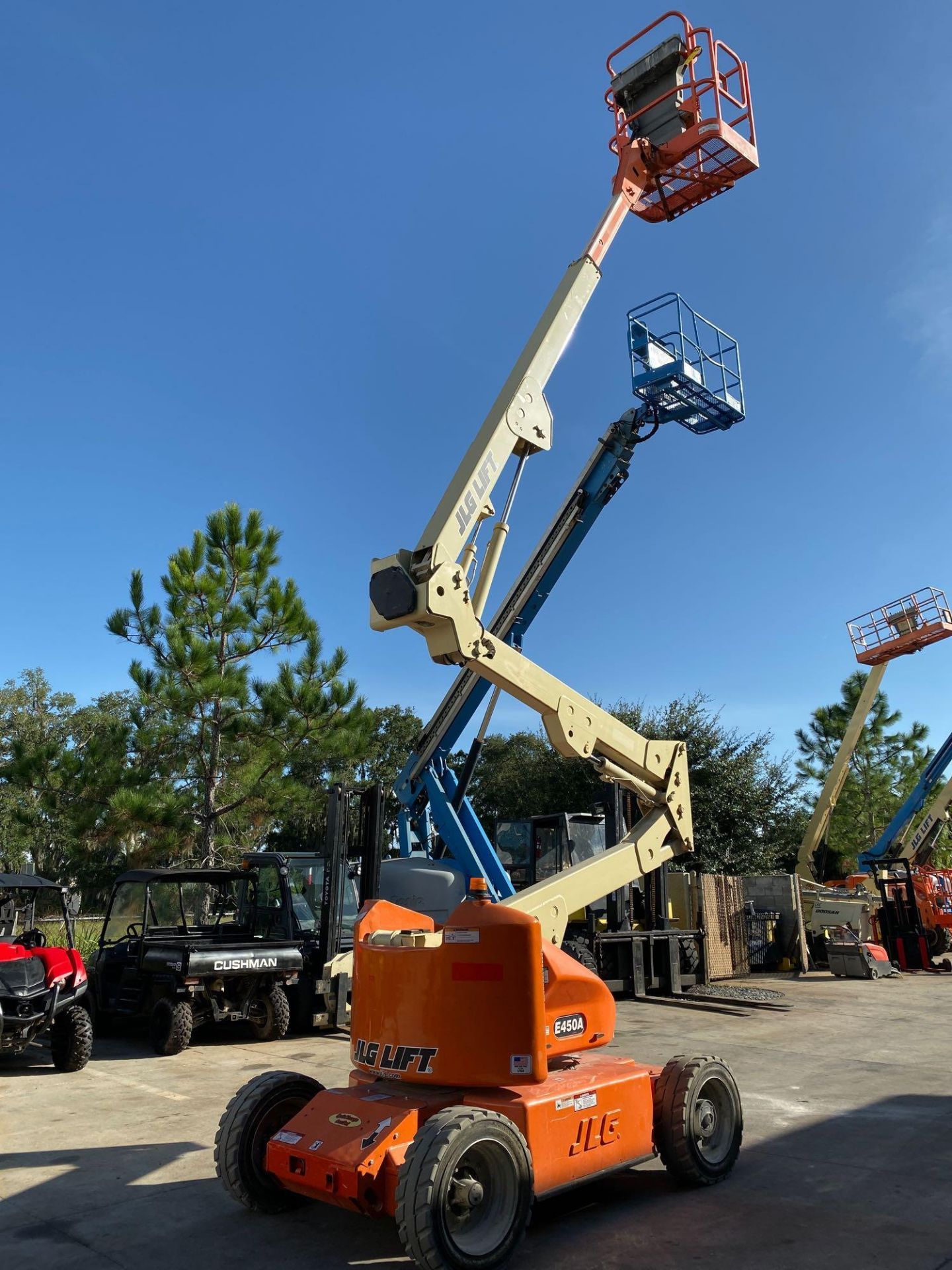 JLG E450A ARTICULATING BOOM LIFT, ELECTRIC 45’ PLATFORM HEIGHT, RUNS AND OPERATES - Image 8 of 10