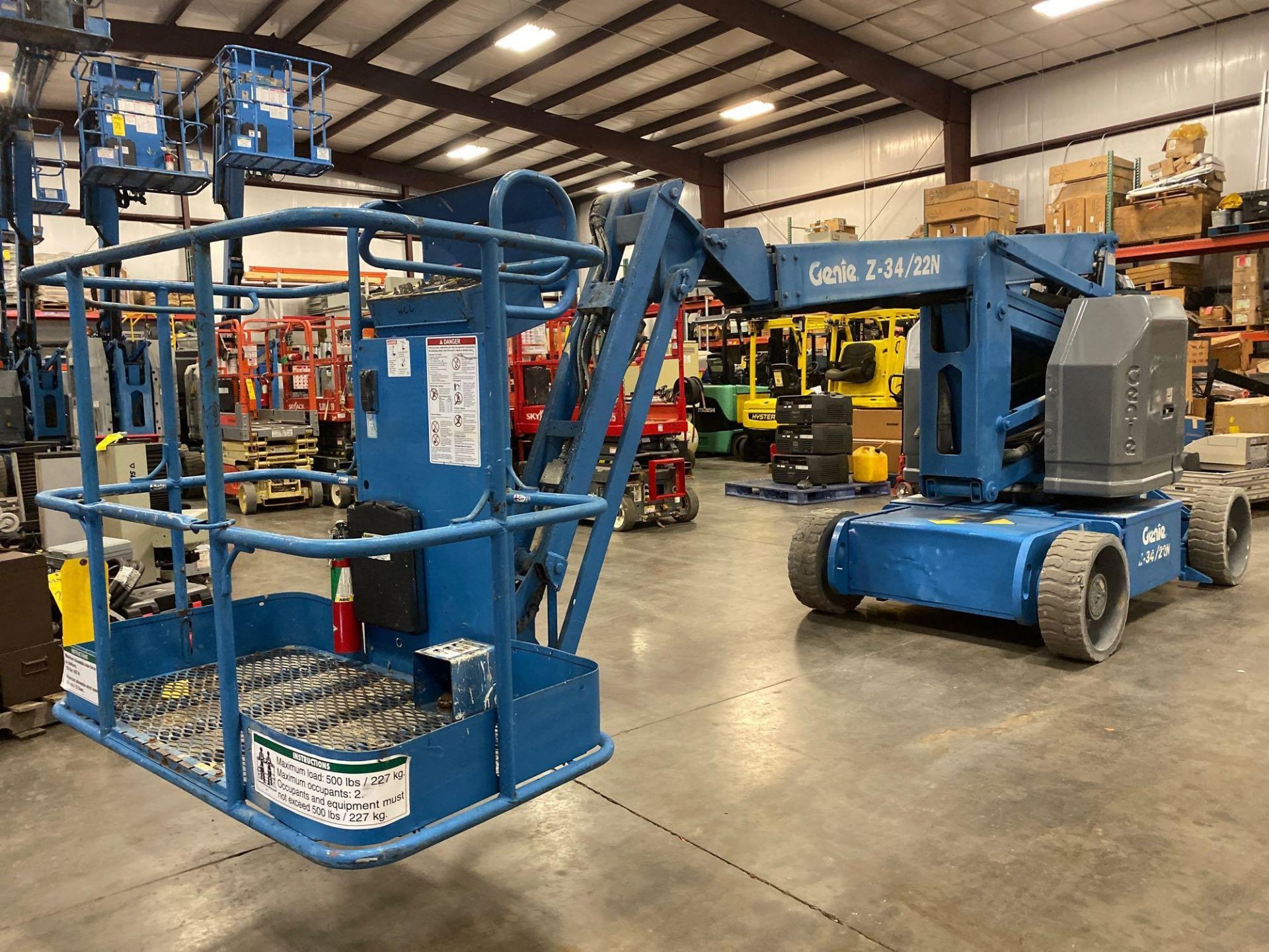 GENIE Z-30/20N ELECTRIC ARTICULATING BOOM LIFT, 30' PLATFORM HEIGHT, BUILT IN BATTERY CHARGER, RUNS - Image 4 of 10