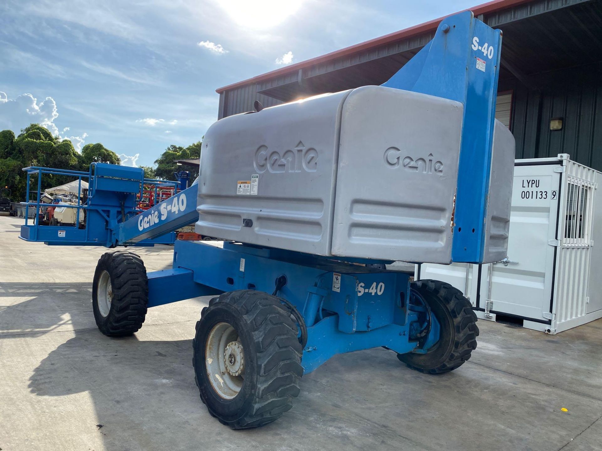 GENIE S-40 4 x 4 DIESEL BOOM LIFT - Image 3 of 10