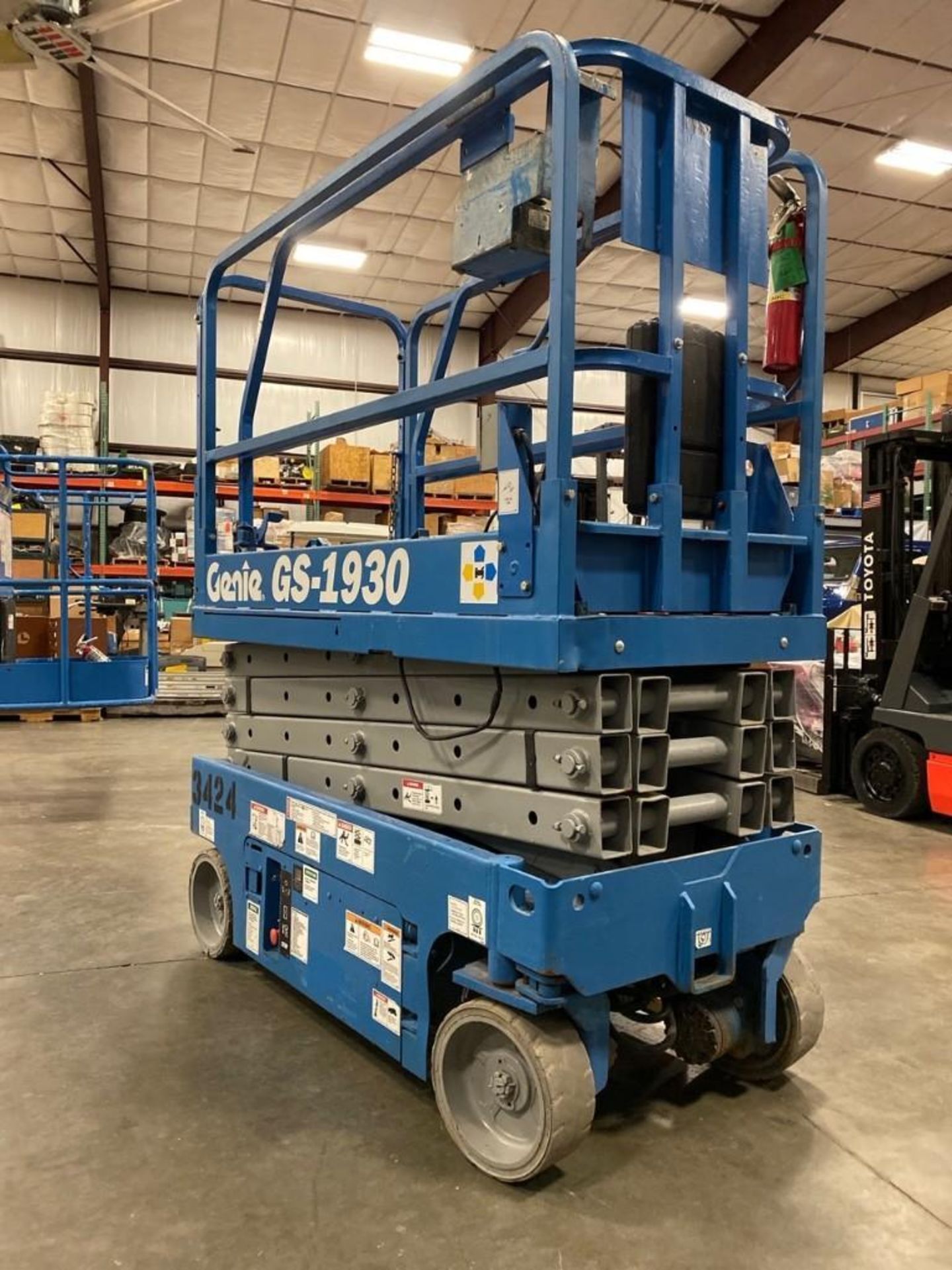 GENIE GS-1930 ELECTRIC SELF PROPELLED SCISSOR LIFT, 19' PLATFORM HEIGHT, SLIDE OUT PLATFORM - Image 2 of 12