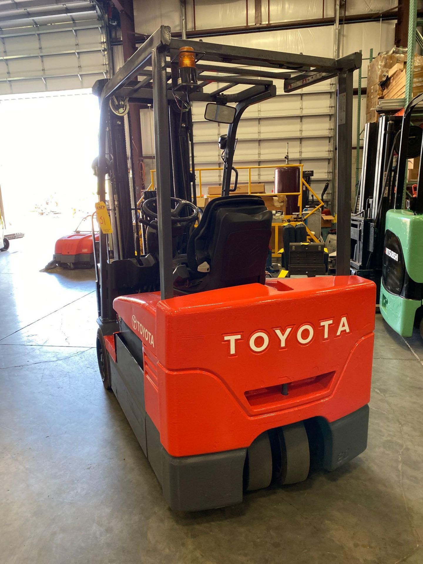 TOYOTA 7FBEU20 36V FORKLIFT, 189” LIFT, TILT, SIDESHIFT, RUNS AND OPERATES - Image 3 of 7