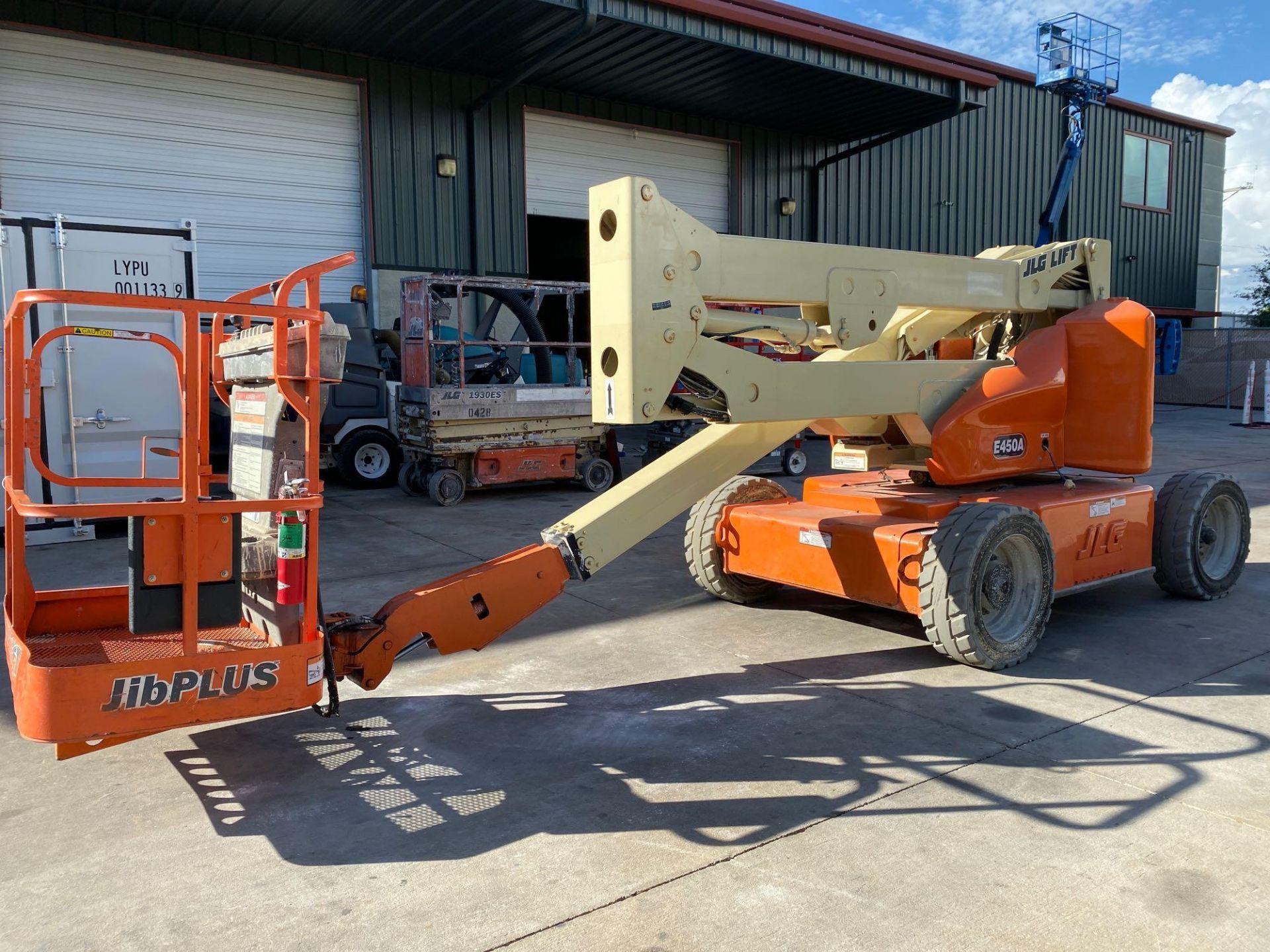 JLG E450A ARTICULATING BOOM LIFT, ELECTRIC 45’ PLATFORM HEIGHT, RUNS AND OPERATES - Image 2 of 10