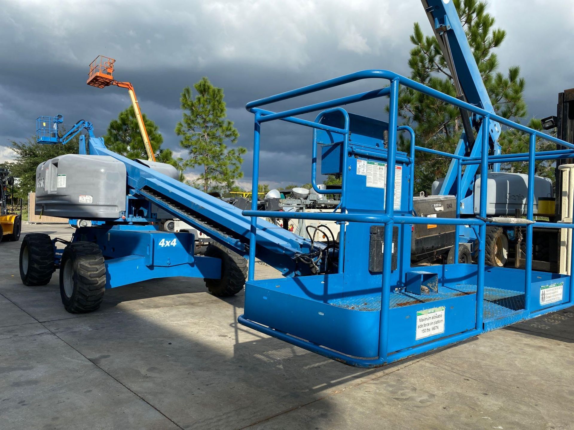 GENIE S-40 4 x 4 DIESEL BOOM LIFT - Image 5 of 10