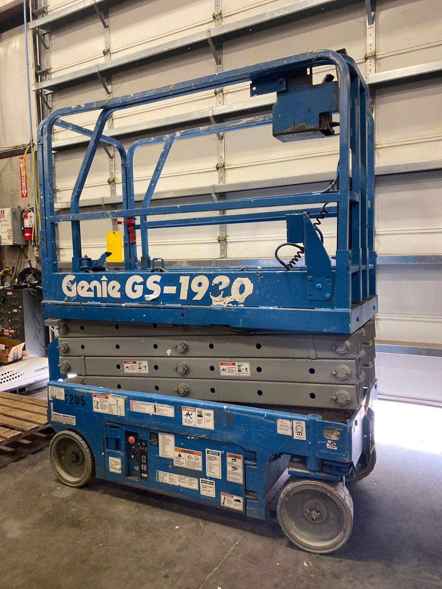 GENIE GS-1930 ELECTRIC SCISSOR LIFT, SELF PROPELLED, 19' PLATFORM HEIGHT, 500 LB CAPACITY, SLIDE OUT