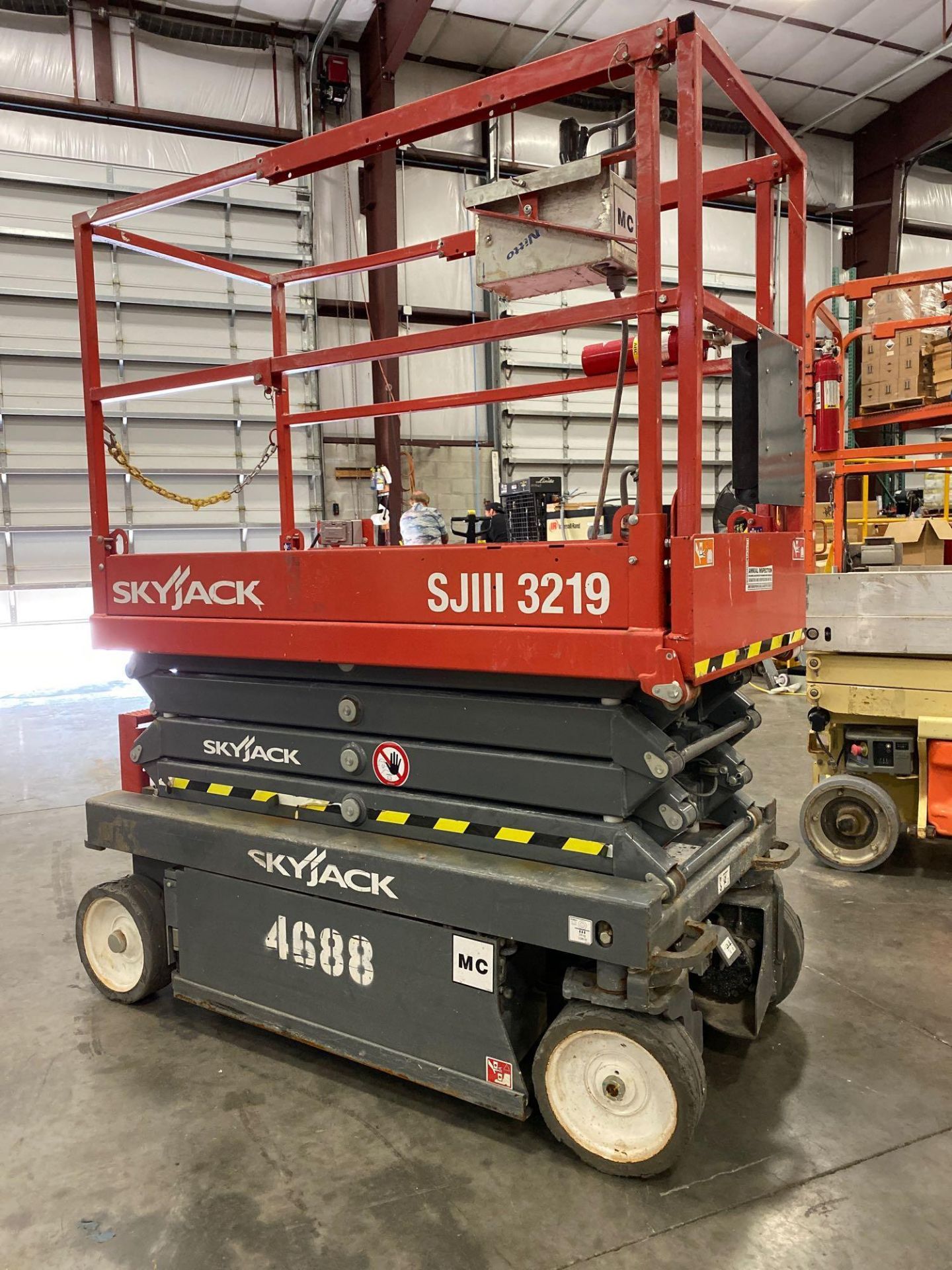 2018 SKYJACK SJIII 3319 ELECTRIC SCISSOR LIFT, SELF PROPELLED, 19' PLATFORM HEIGHT, EXTENDABLE PLATF - Bild 3 aus 7