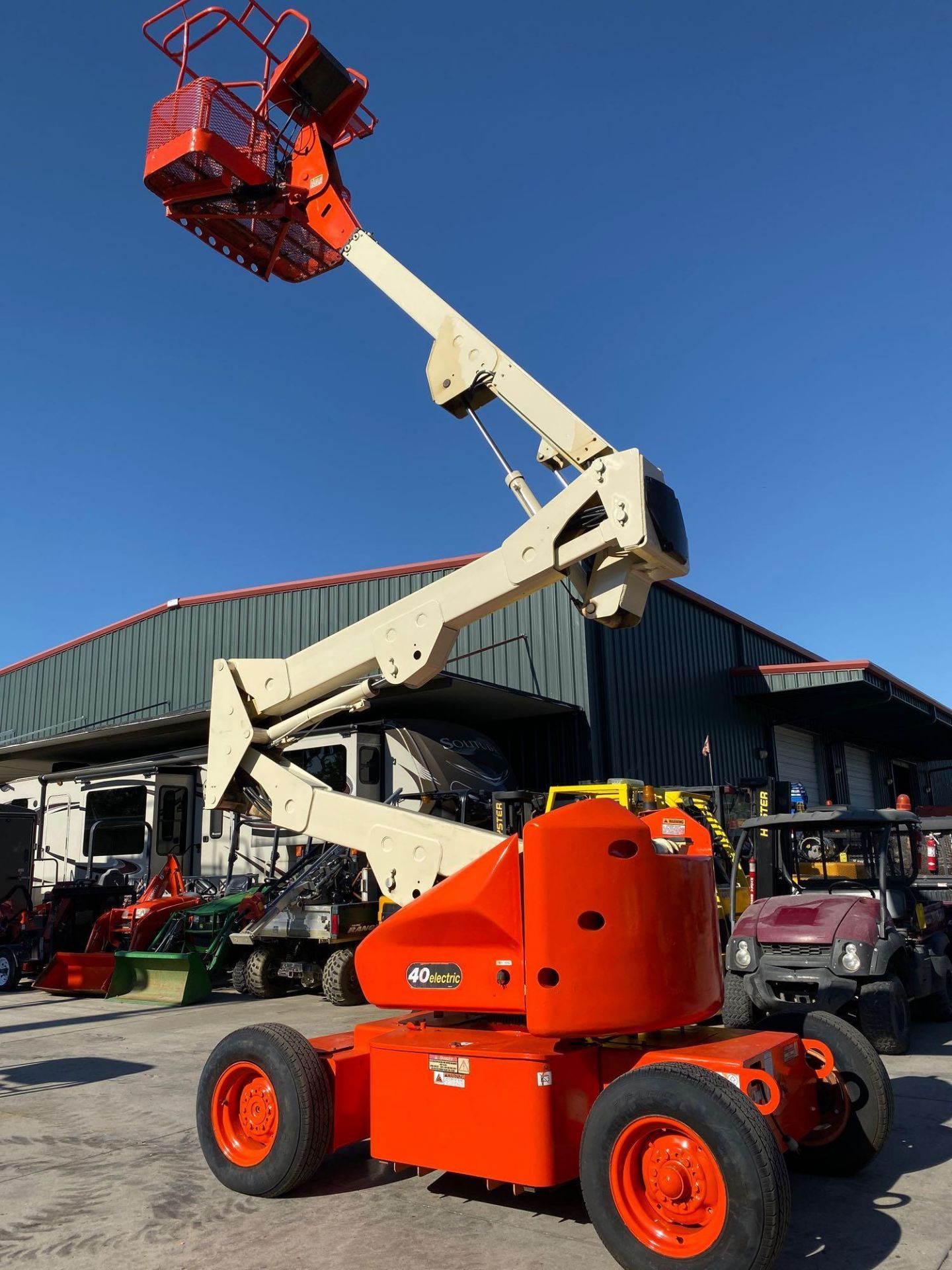 JLG 40 ELECTRIC ARTICULATING MAN LIFT, 40' PLATFORM HEIGHT, 1,921 HOURS