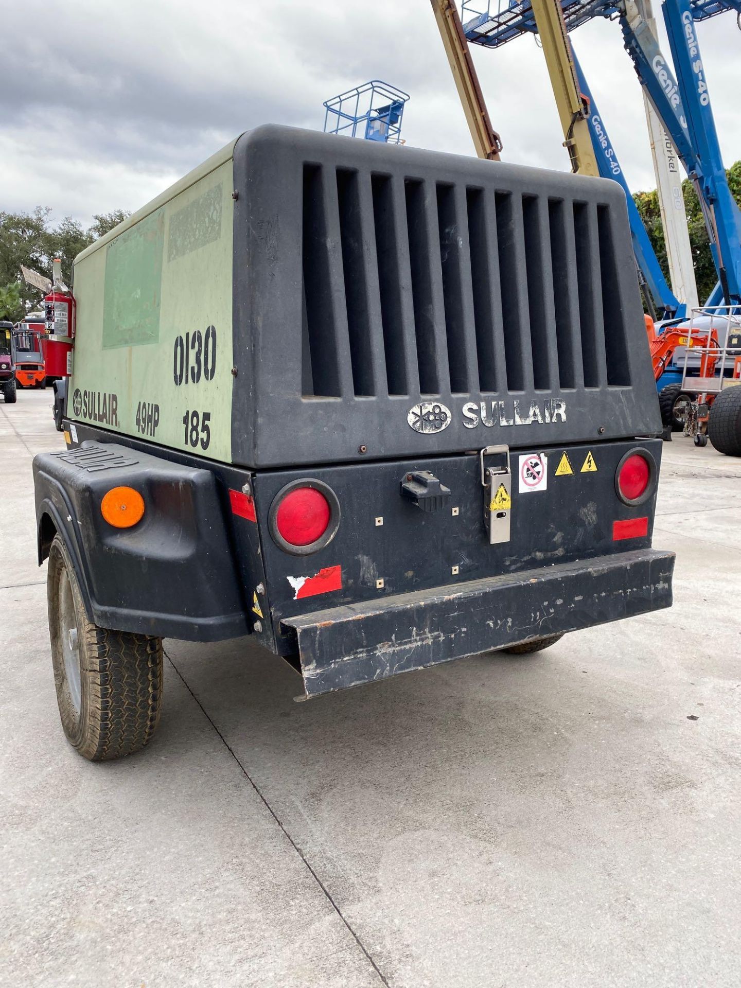 SULLAIR 185 TRAILER MOUNTED AIR COMPRESSOR, TURNS OVER, WOULDN'T START, 49 HP - Image 7 of 12