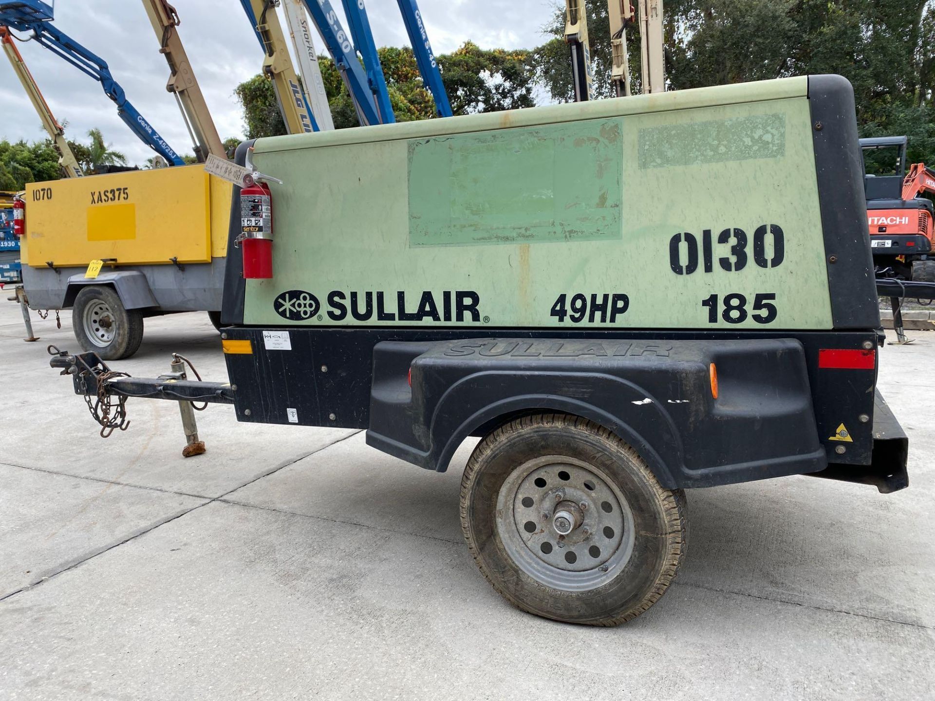 SULLAIR 185 TRAILER MOUNTED AIR COMPRESSOR, TURNS OVER, WOULDN'T START, 49 HP - Image 6 of 12