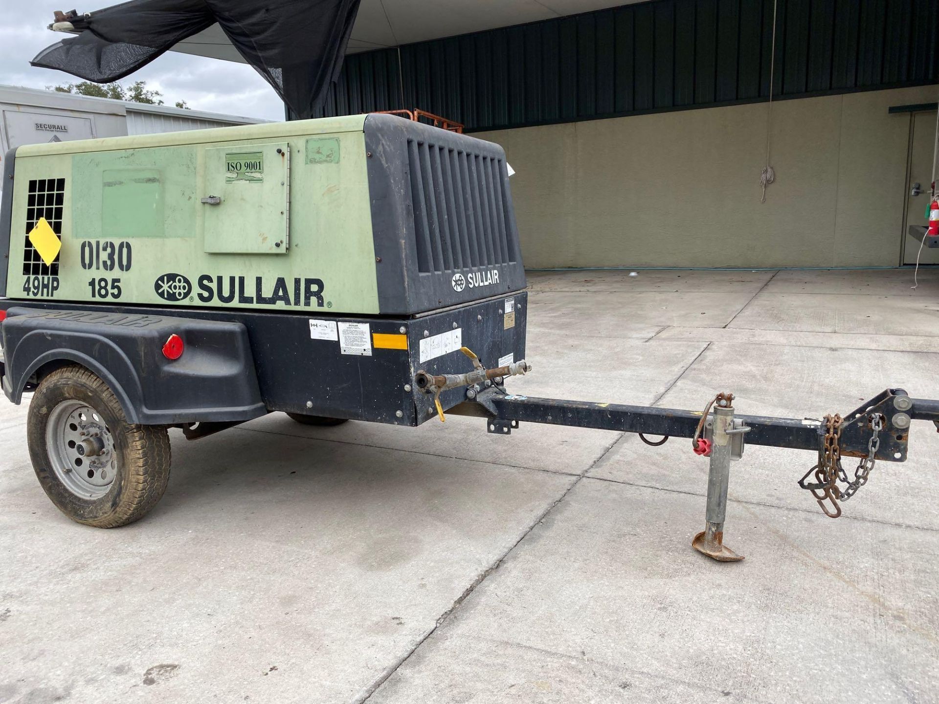 SULLAIR 185 TRAILER MOUNTED AIR COMPRESSOR, TURNS OVER, WOULDN'T START, 49 HP - Image 2 of 12