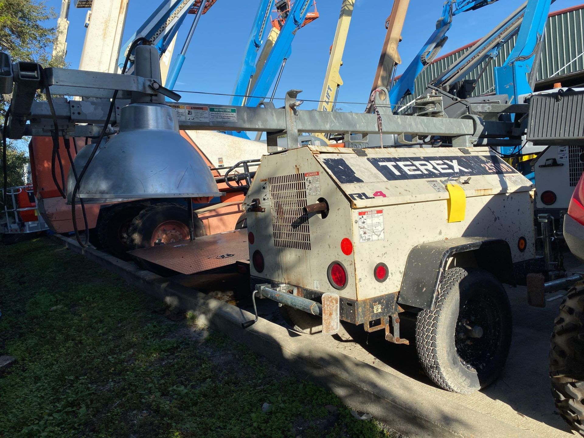 2015 TEREX RL4 TRAILER MOUNTED GENERATOR/LIGHT TOWER, RUNS AND OPERATES - Image 2 of 4