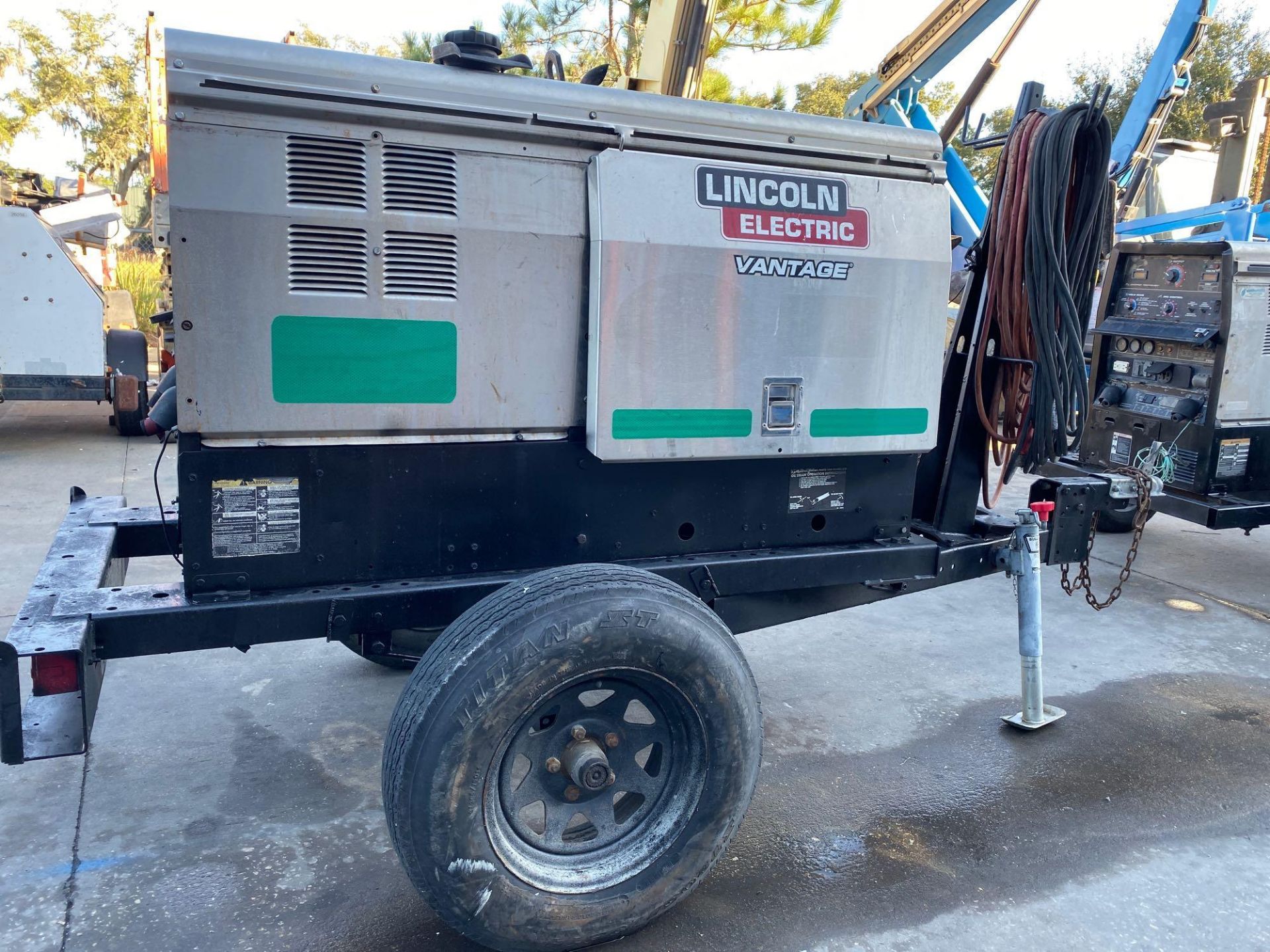 LINCOLN ELECTRIC VANTAGE 300 TRAILER MOUNTED DIESEL WELDER, RUNS AND OPERATES - Image 2 of 5