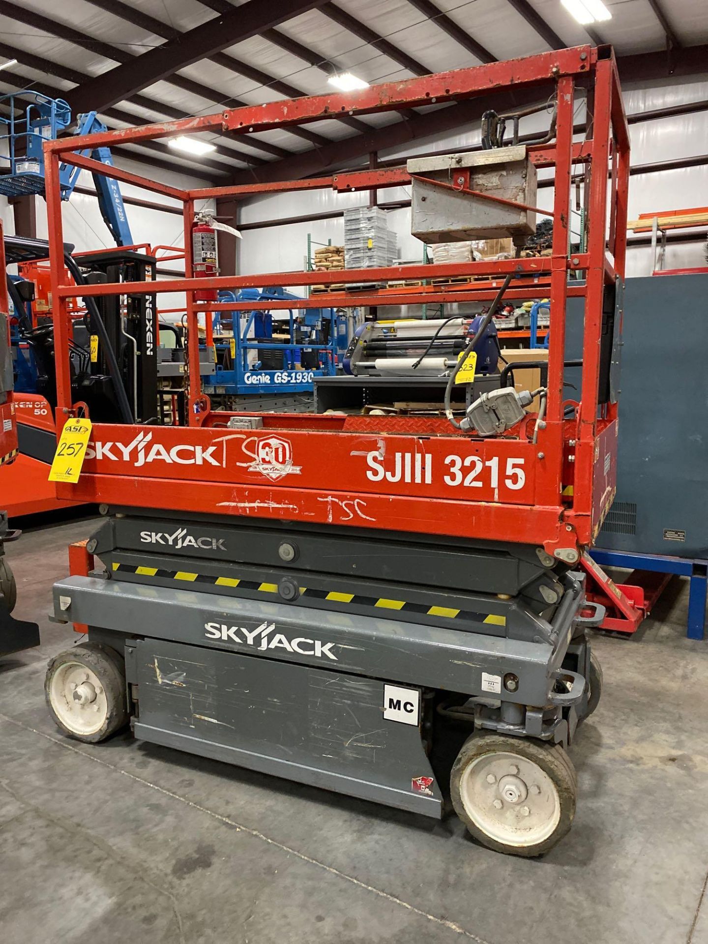 2015 SKYJACK SJIII 3215 ELECTRIC SCISSOR LIFT, SELF PROPELLED, 15' PLATFORM HEIGHT, BUILT IN BATTERY