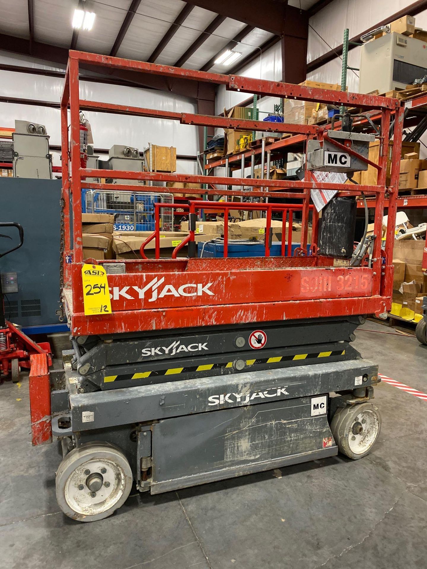 2015 SKYJACK SJIII 3215 ELECTRIC SCISSOR LIFT, SELF PROPELLED, 15' PLATFORM HEIGHT, BUILT IN BATTERY