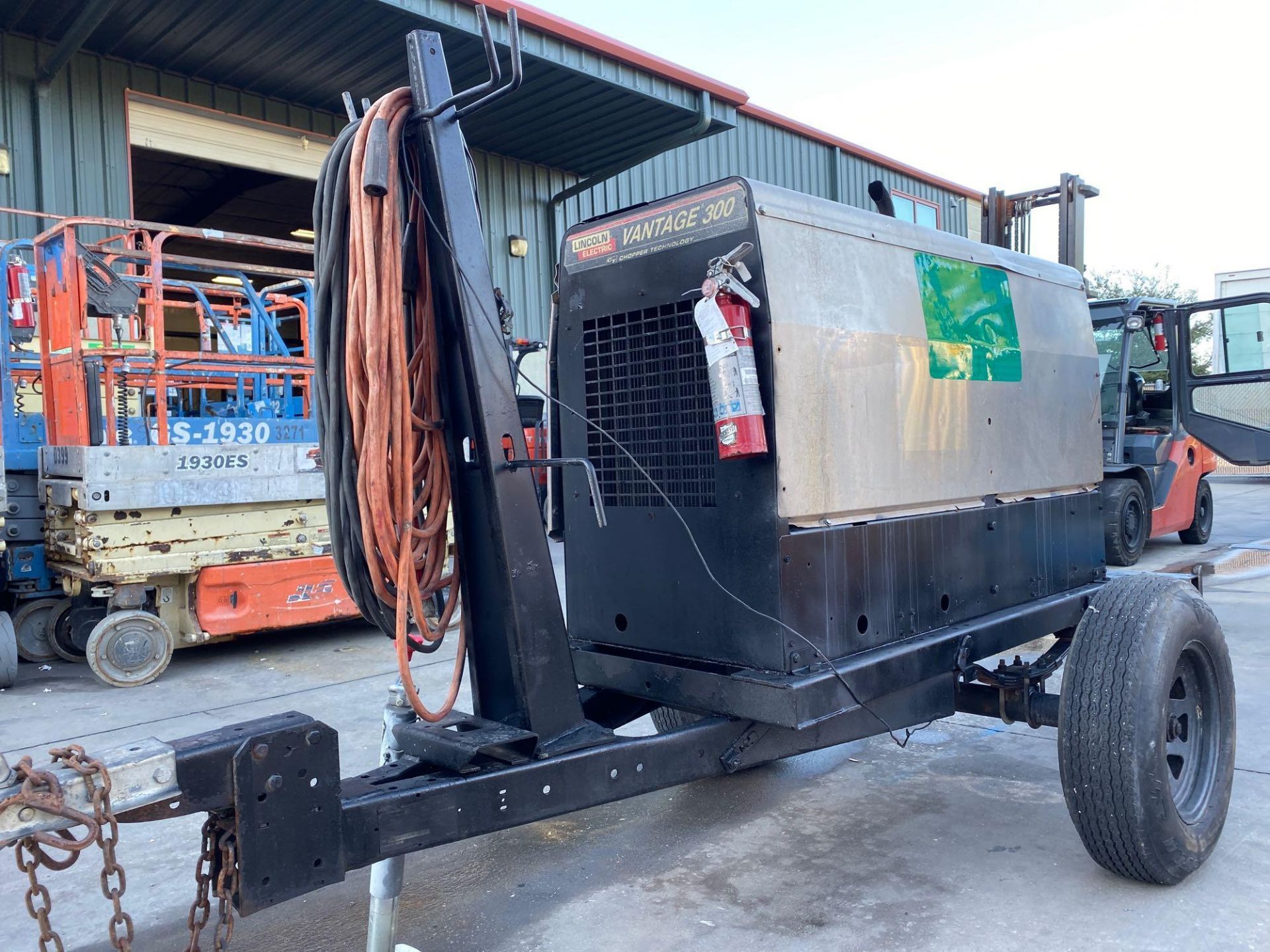 LINCOLN ELECTRIC VANTAGE 300 TRAILER MOUNTED DIESEL WELDER, RUNS AND OPERATES - Image 4 of 5