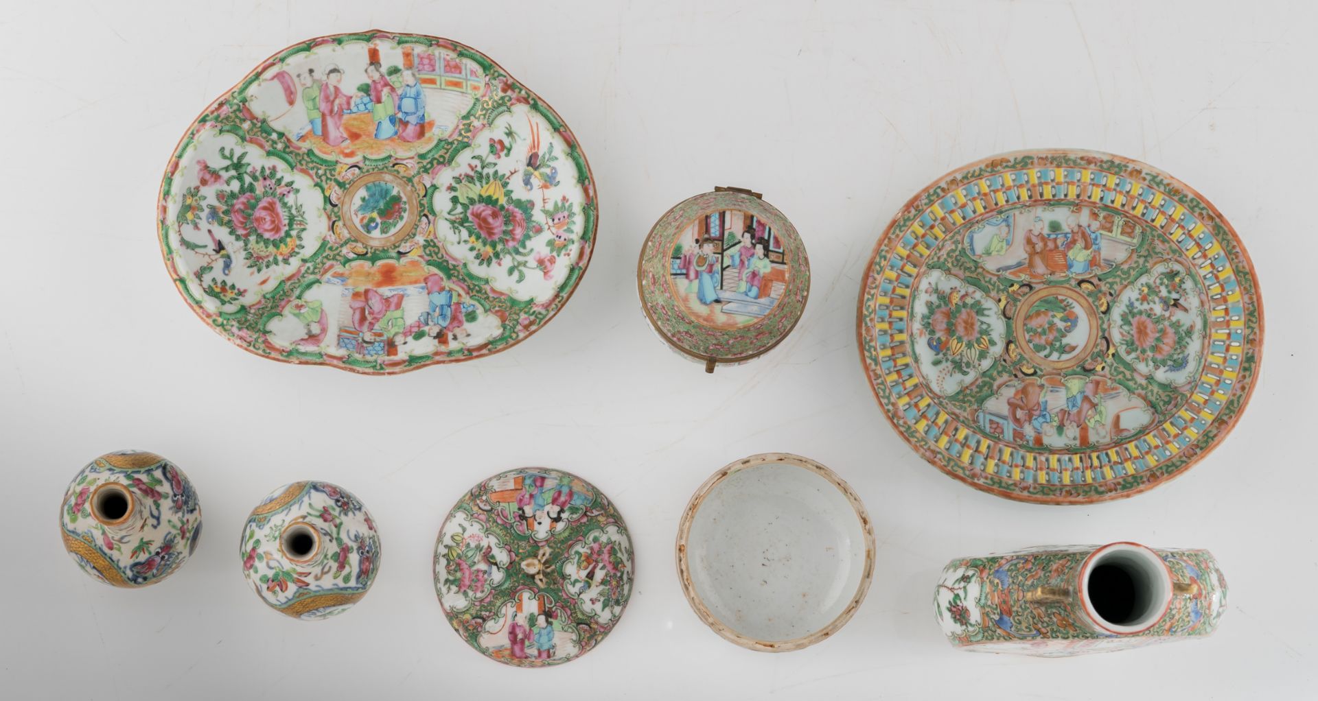 A lot of various Chinese Canton porcelain items, decorated with court scenes, birds and flower branc - Bild 6 aus 7