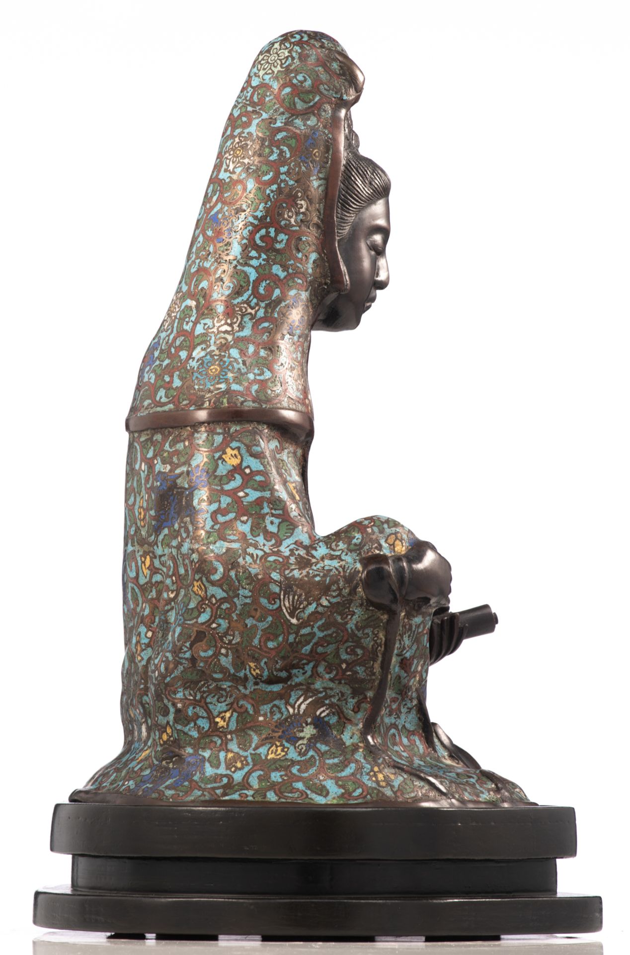 A Chinese seated Guanyin, champlevé enameled bronze, on a wooden base, about 1900, H 46 cm - Image 4 of 6