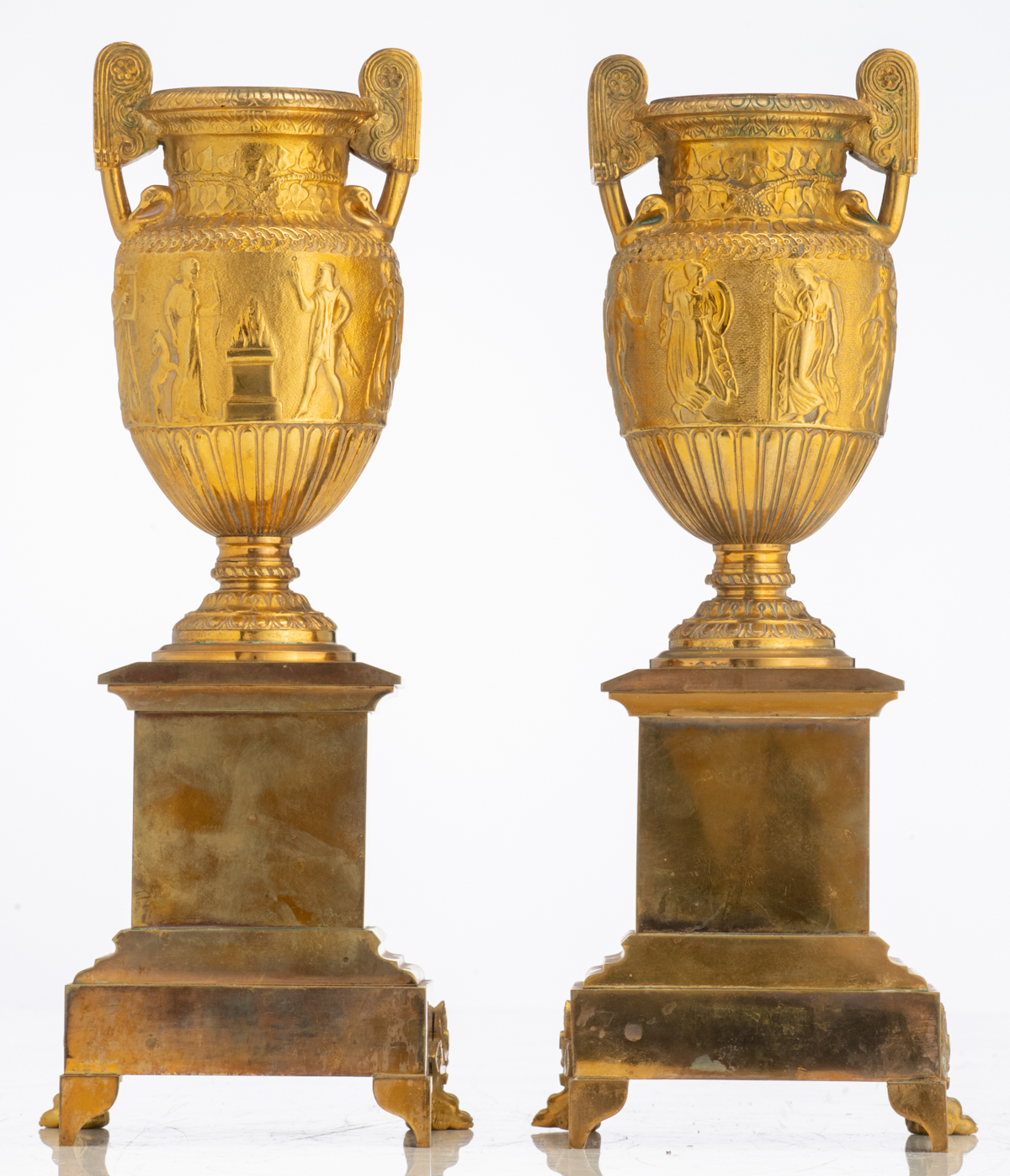 A pair of gilt, patinated and polished bronze Medici vases, on their ditto base, H 29,5 cm - Image 3 of 5