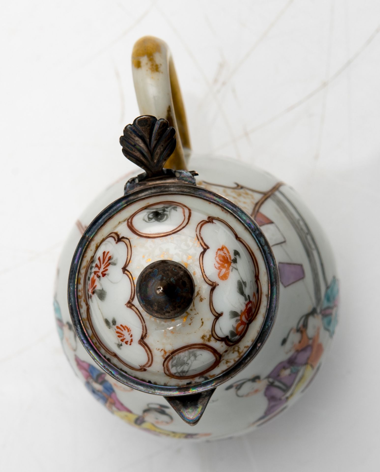 A lot of various Chinese famille rose porcelain items, consisting of three sets of cups and saucers - Image 25 of 26