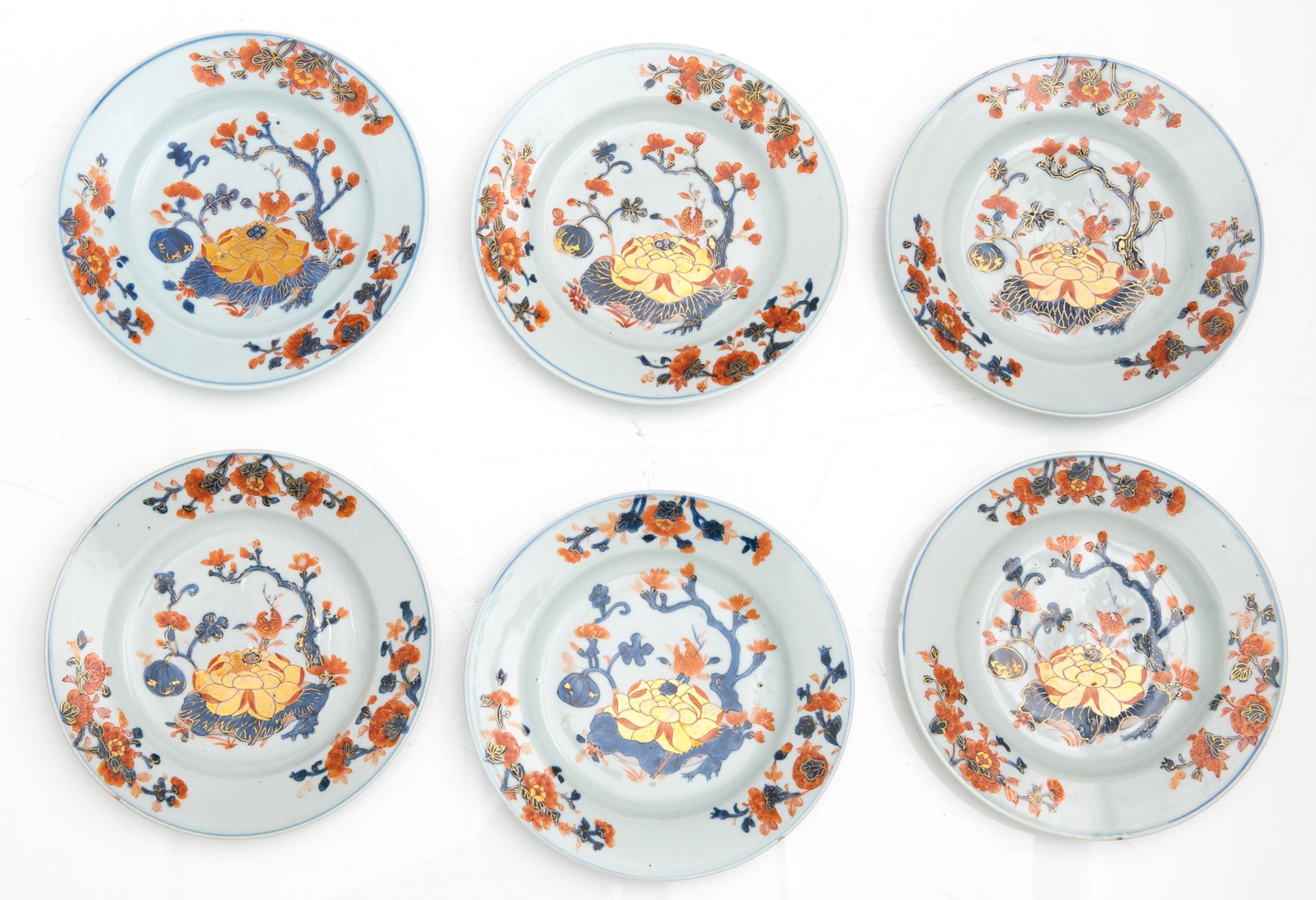 A lot of eight Chinese Imari porcelain dishes, decorated with a flower shrub at a lotus pond, first - Bild 2 aus 5