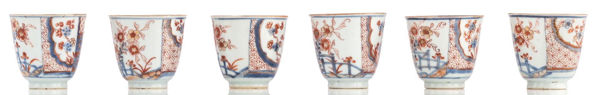 A lot of two Chinese Imari cup and saucer services, Yongzheng - Qianlong (ca 1730-1740), H 4-7 - ø 1 - Image 3 of 13