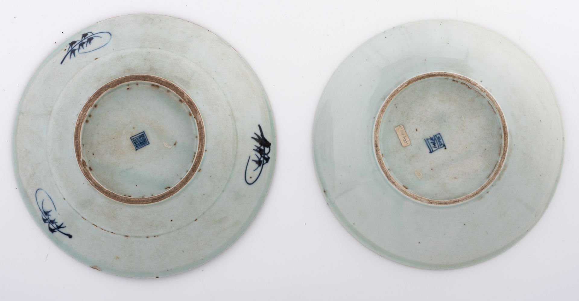 Two Chinese blue and white saucers, decorated with a flower pot and a riverlandscape, later 17thC, ø - Bild 2 aus 2