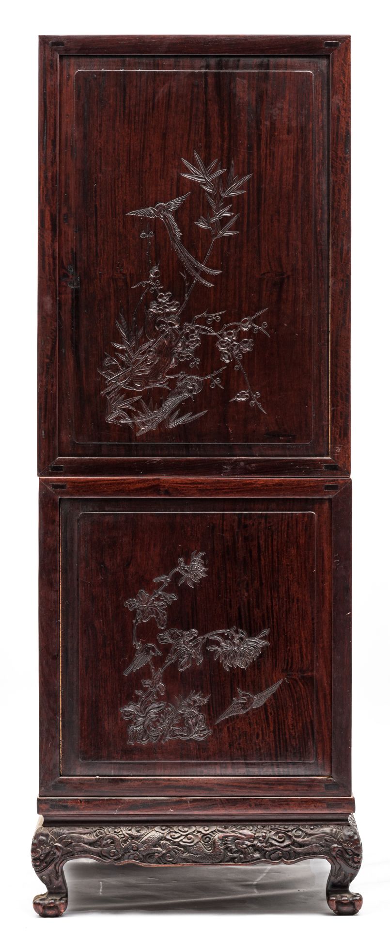An Oriental four door cabinet in exotic hardwood, the doors sculpted with dragons amongst clouds, th - Bild 6 aus 6