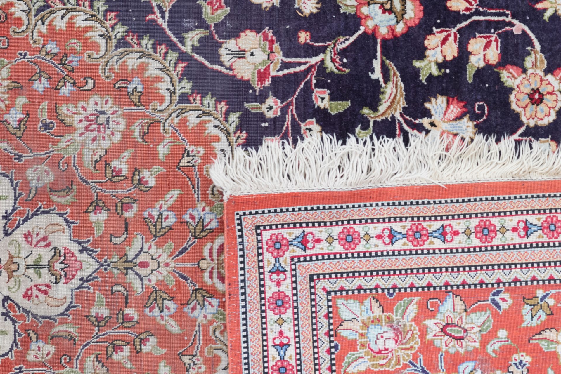 An Oriental silk carpet with floral motifs, 138 x 198 cm - Image 3 of 3