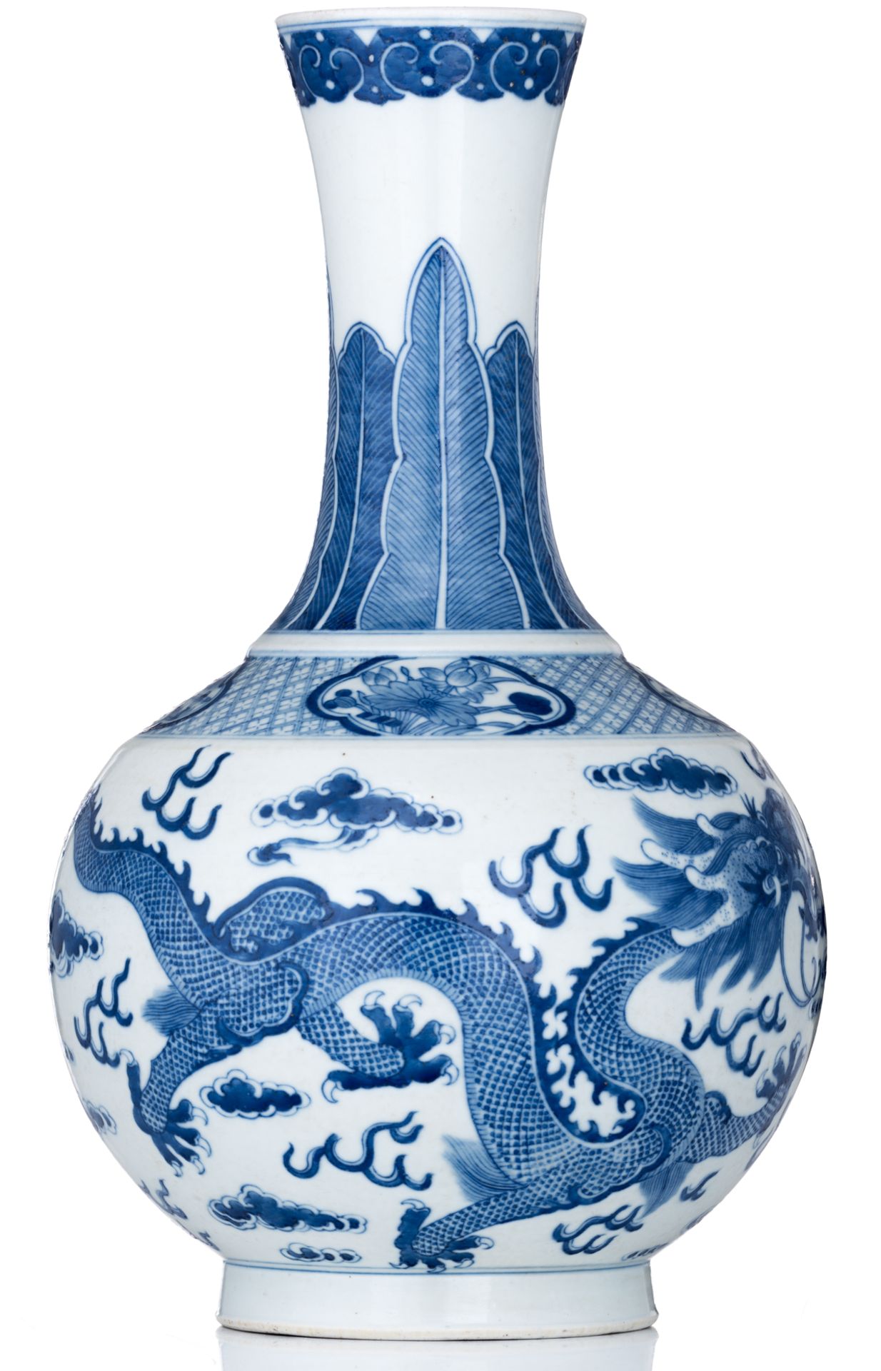 A Chinese blue and white bottle vase, decorated with dragons chasing the flaming pearl, H 39,5 cm - Bild 4 aus 6