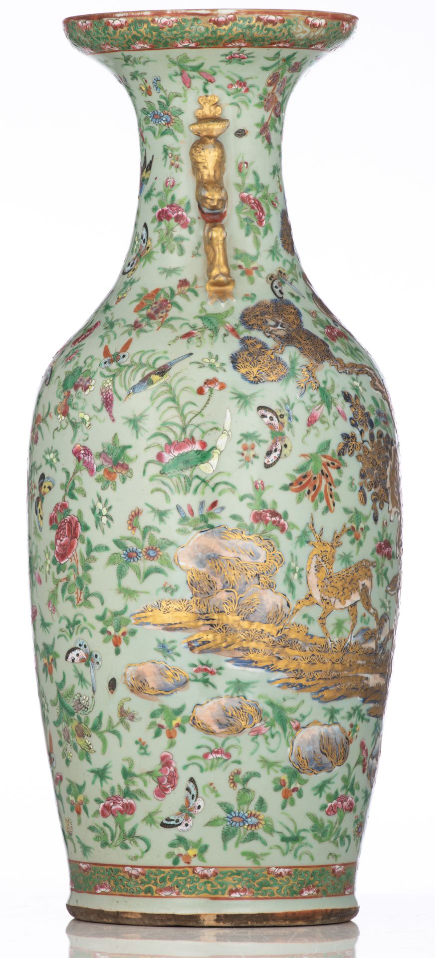 A Chinese celadon ground gilt and famille rose vase, decorated with deer, cranes, butterflies, birds - Bild 4 aus 6