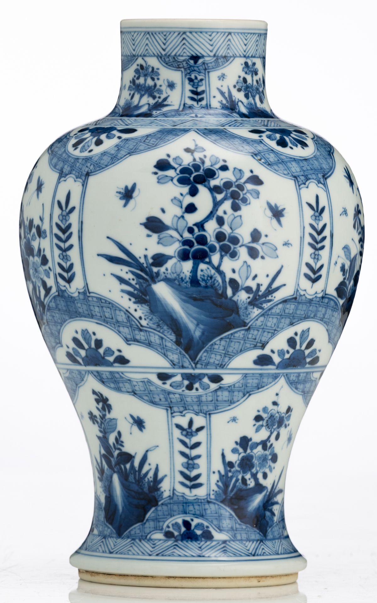 A Chinese blue and white baluster shaped vase, the roundels decorated with flower branches and butte - Bild 3 aus 6