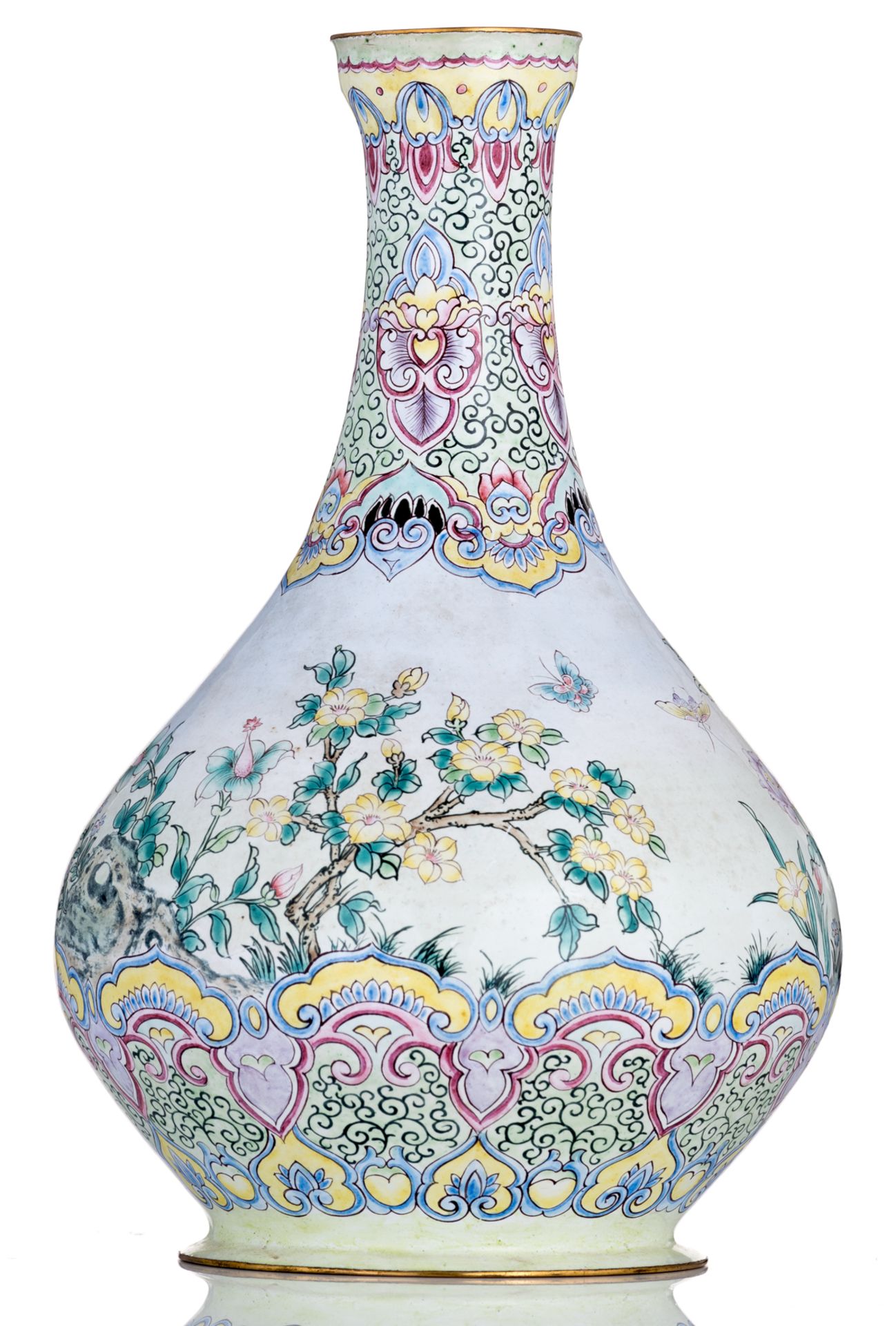 A Chinese Canton enamel bottle vase, decorated with rocks, flowers and butterflies, H 29 cm - Bild 4 aus 6