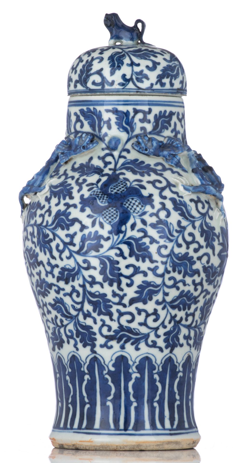 A Chinese blue and white and dragon relief decorated vase and cover, H 38,5 cm - Bild 3 aus 6