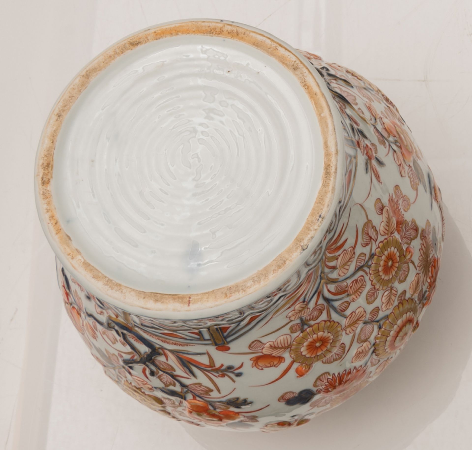 A Chinese Imari and relief decorated covered jar, 19thC, H 46,5 cm - Bild 7 aus 7