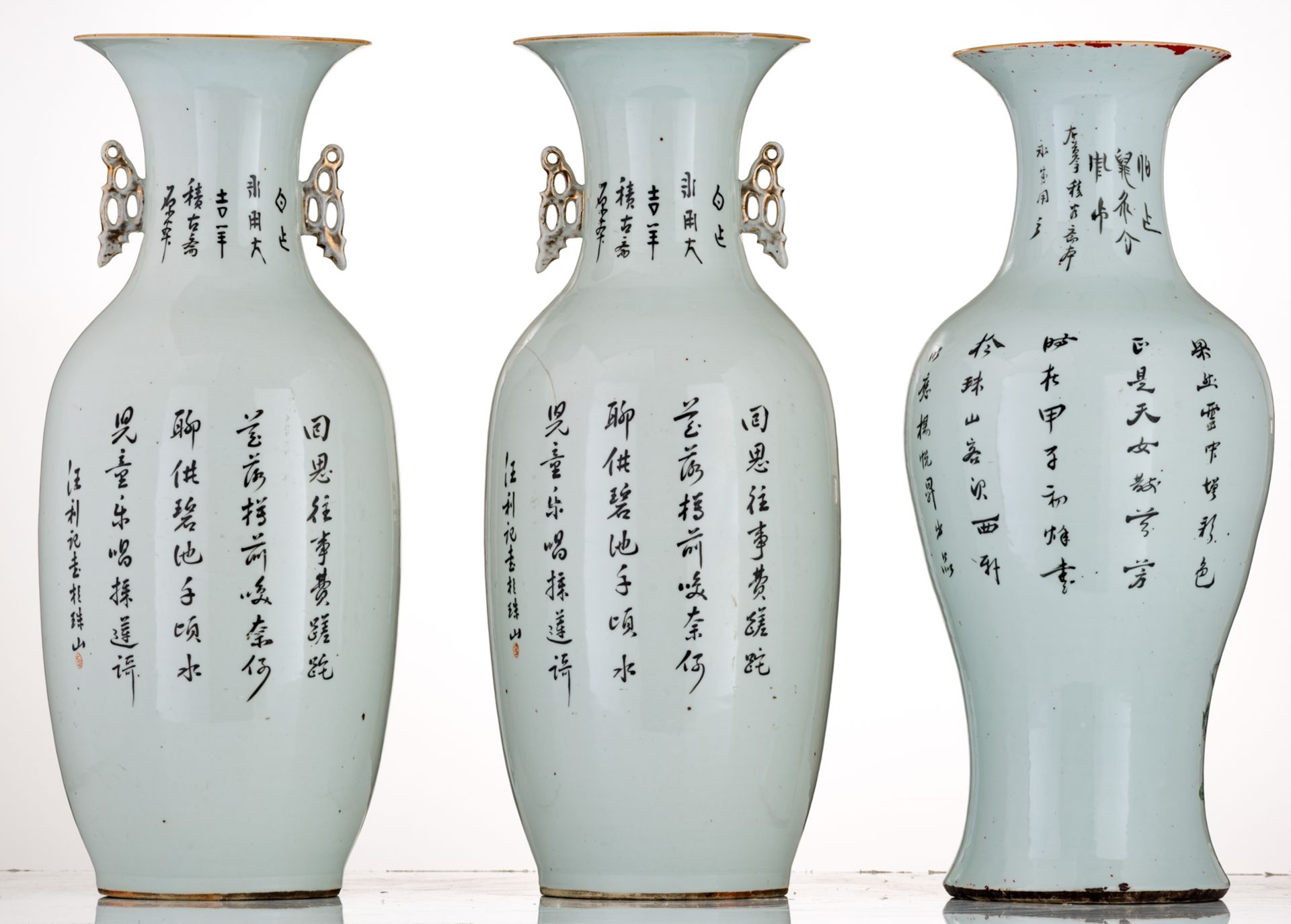 A pair of Chinese famille rose vases, decorated with women and children, wandering in a landscape, t - Bild 3 aus 6